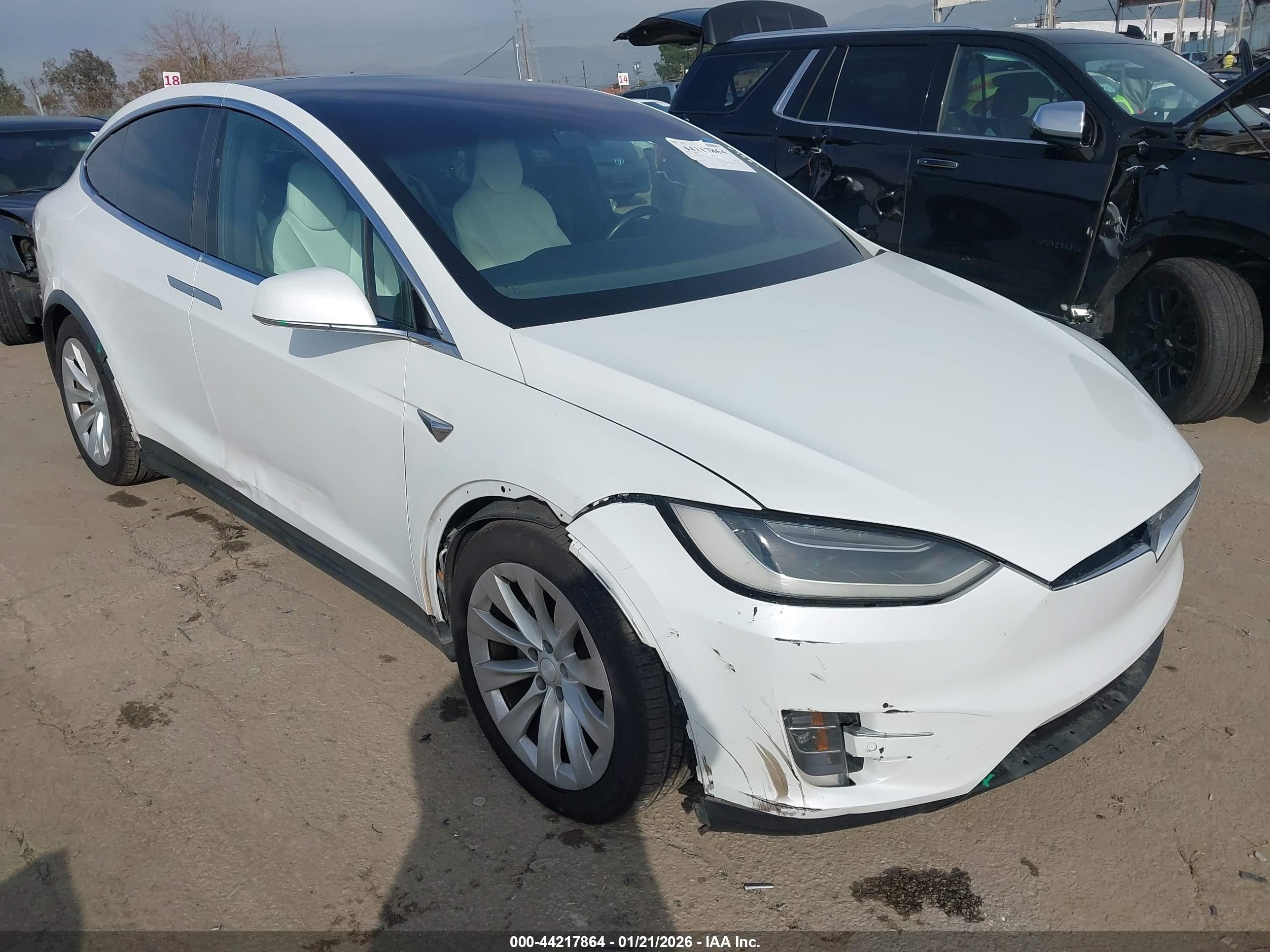 2018 Tesla Model X 75D, VIN 5YJXCBE25JF110637 — Side