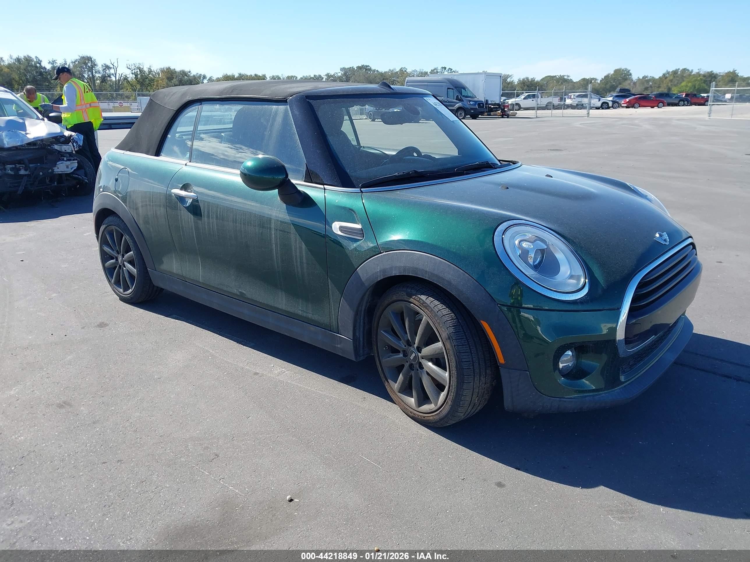 2017 MINI Convertible Cooper, VIN WMWWG5C55H3C19976 — Зад