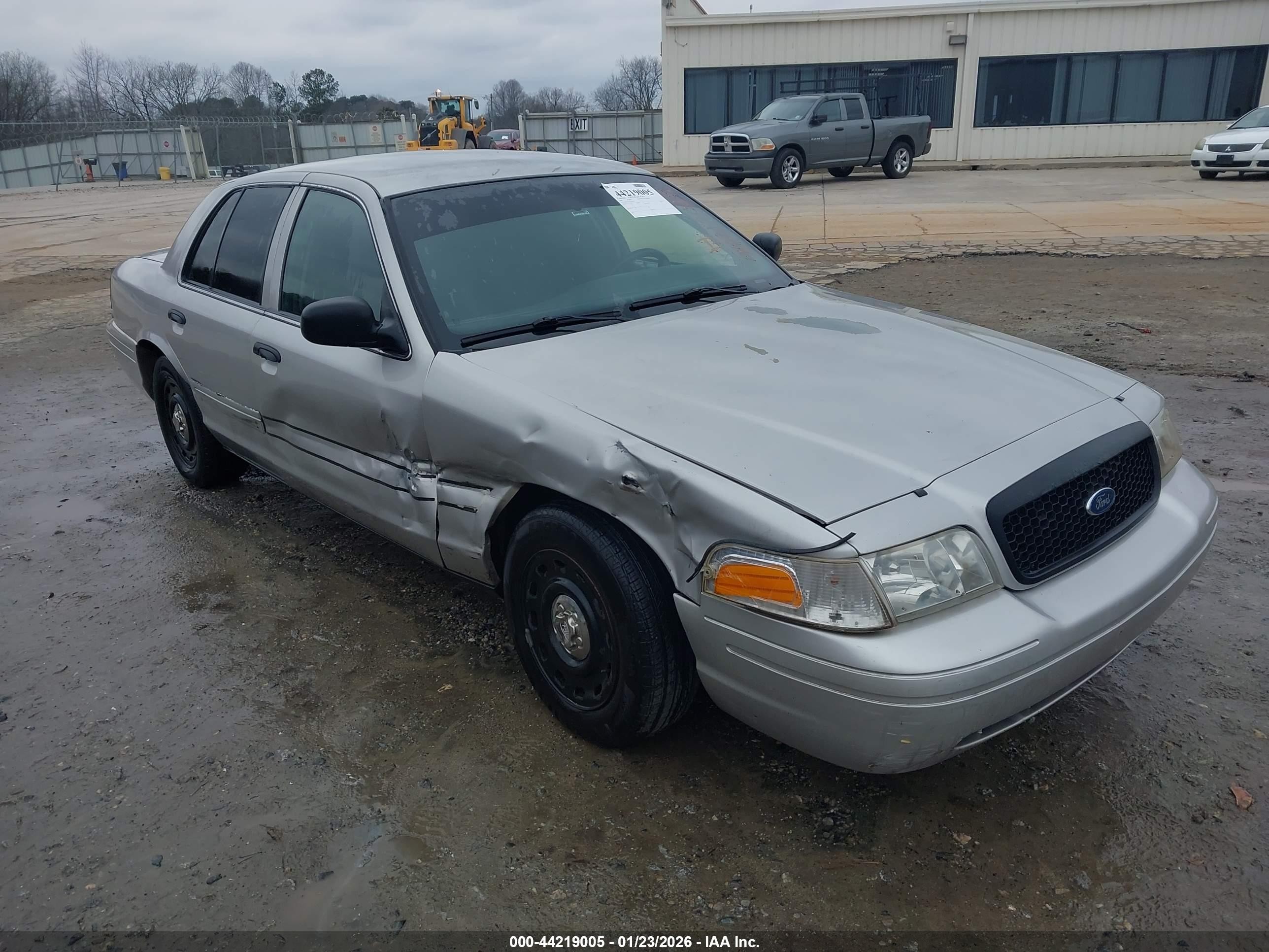 2006 Ford Crown Victoria Standard, VIN 2FAFP73V76X165582 — Side