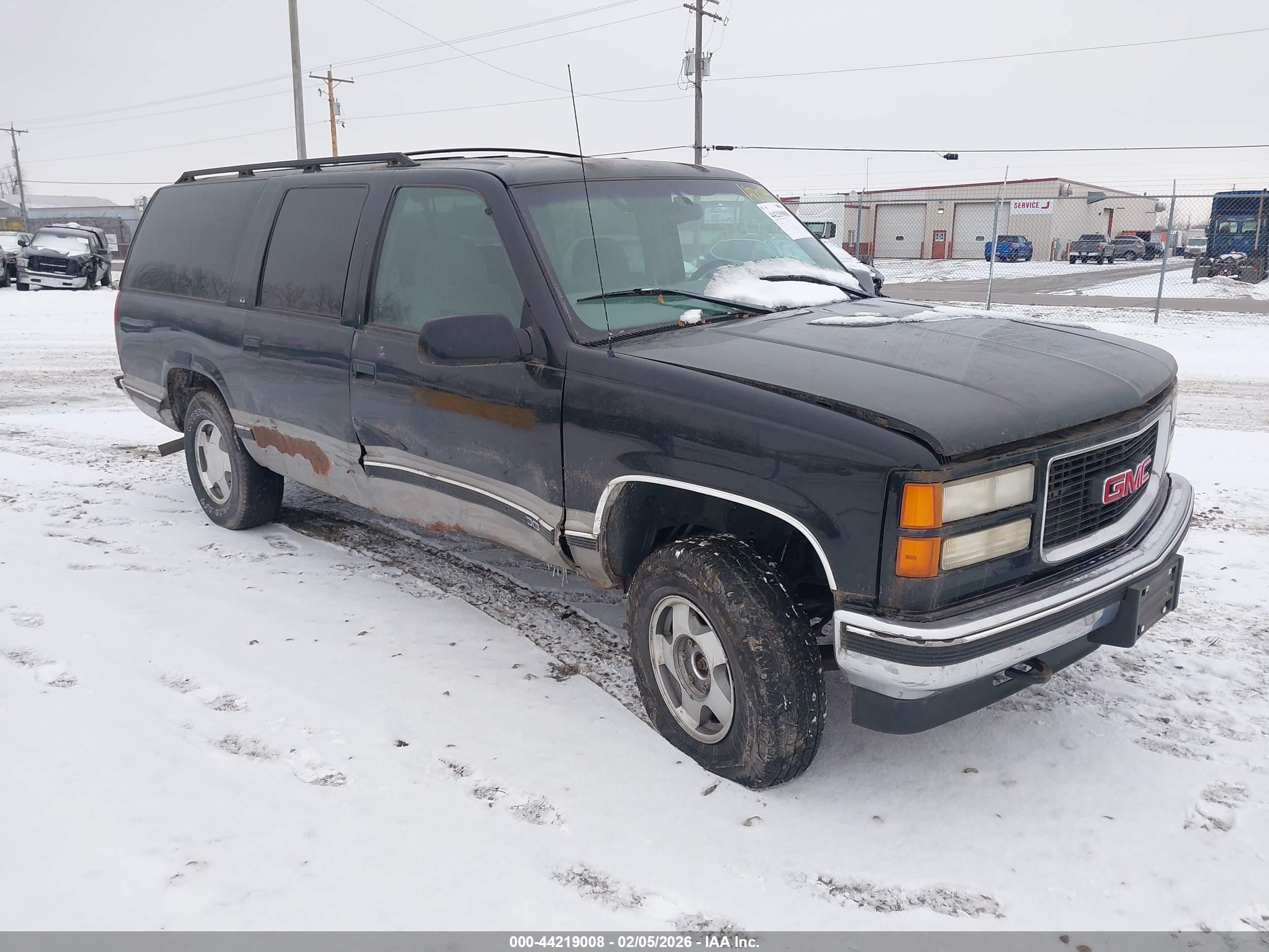 1998 GMC Suburban, VIN 1GKFK16R4WJ708050 — Side