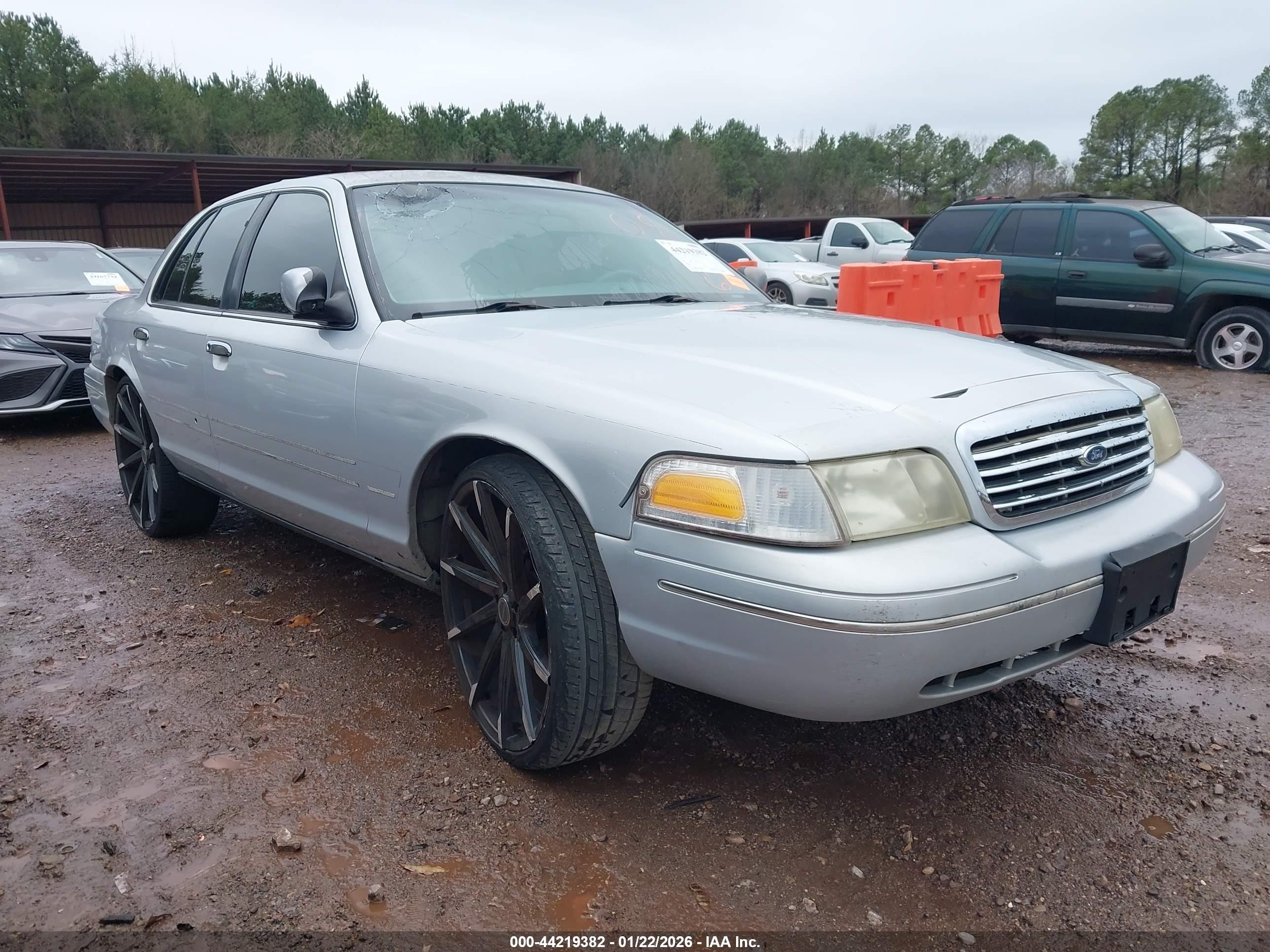1998 Ford Crown Victoria LX, VIN 2FAFP74W4WX182816 — Side