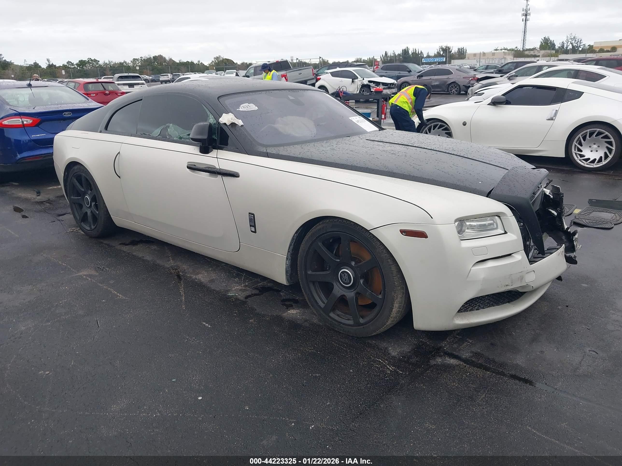 2015 Rolls-Royce Wraith, VIN SCA665C50FUX85223 — Front end