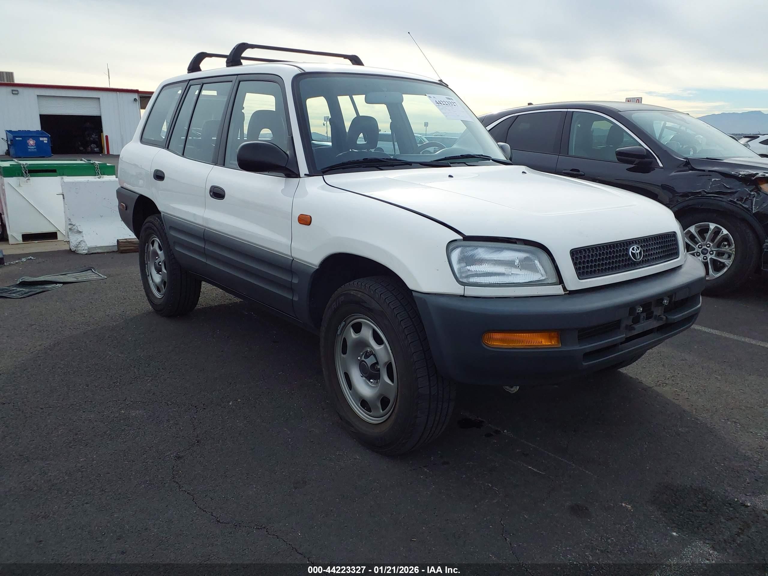 1997 Toyota RAV4, VIN JT3HP10V1V7038906 — Front end