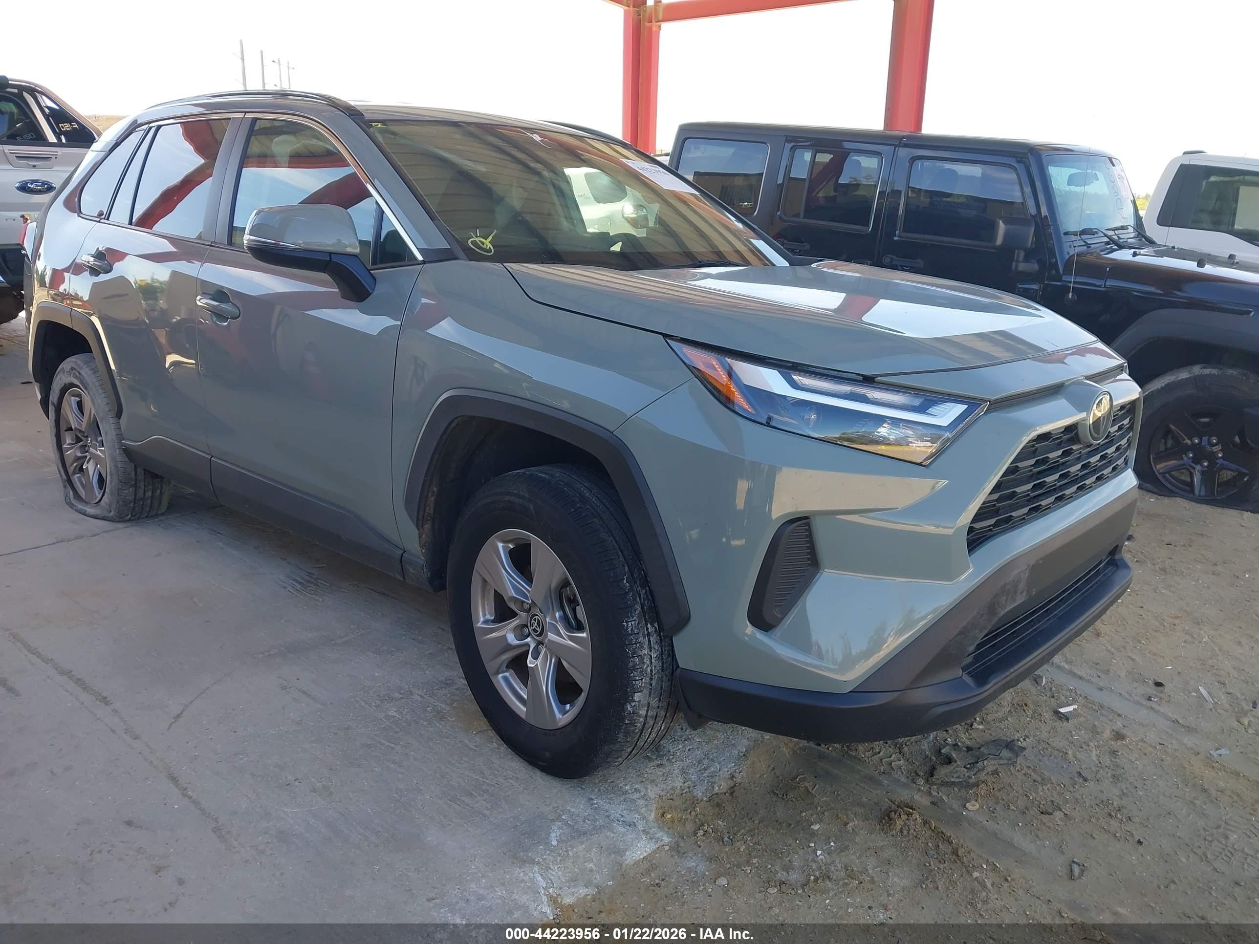 2022 Toyota RAV4 XLE, VIN 2T3W1RFV1NW196564 — Бок