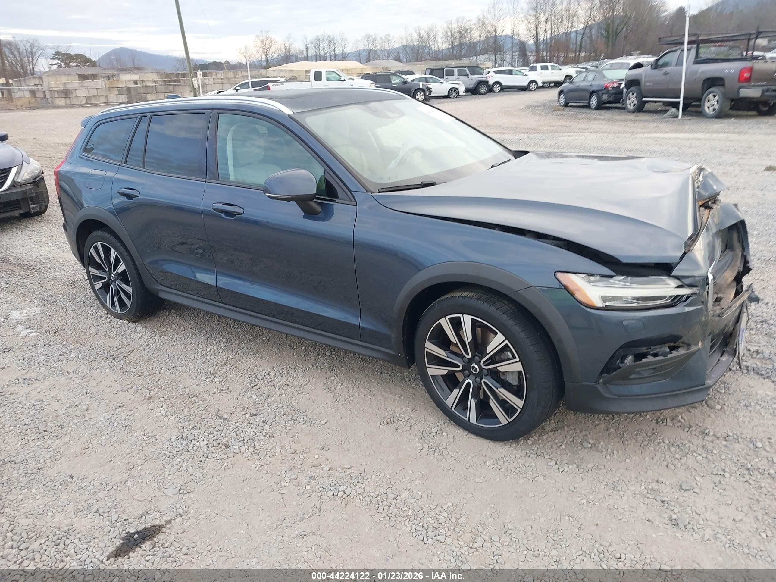2022 Volvo V60, VIN YV4102WK5N1086364 — Перед