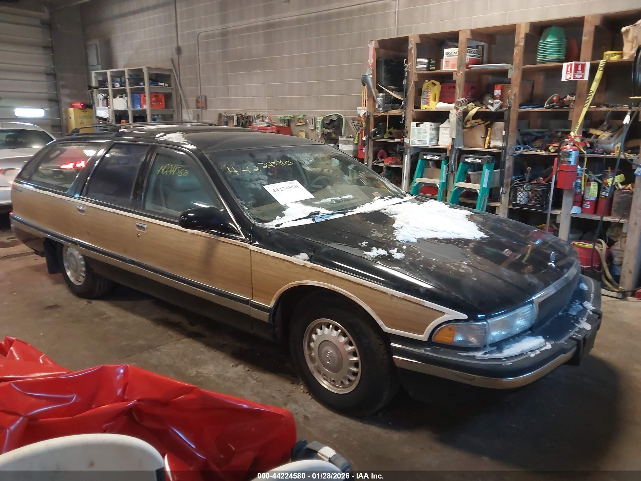 1995 Buick Roadmaster Estate, VIN 1G4BR82P6SR406124 — Rear end