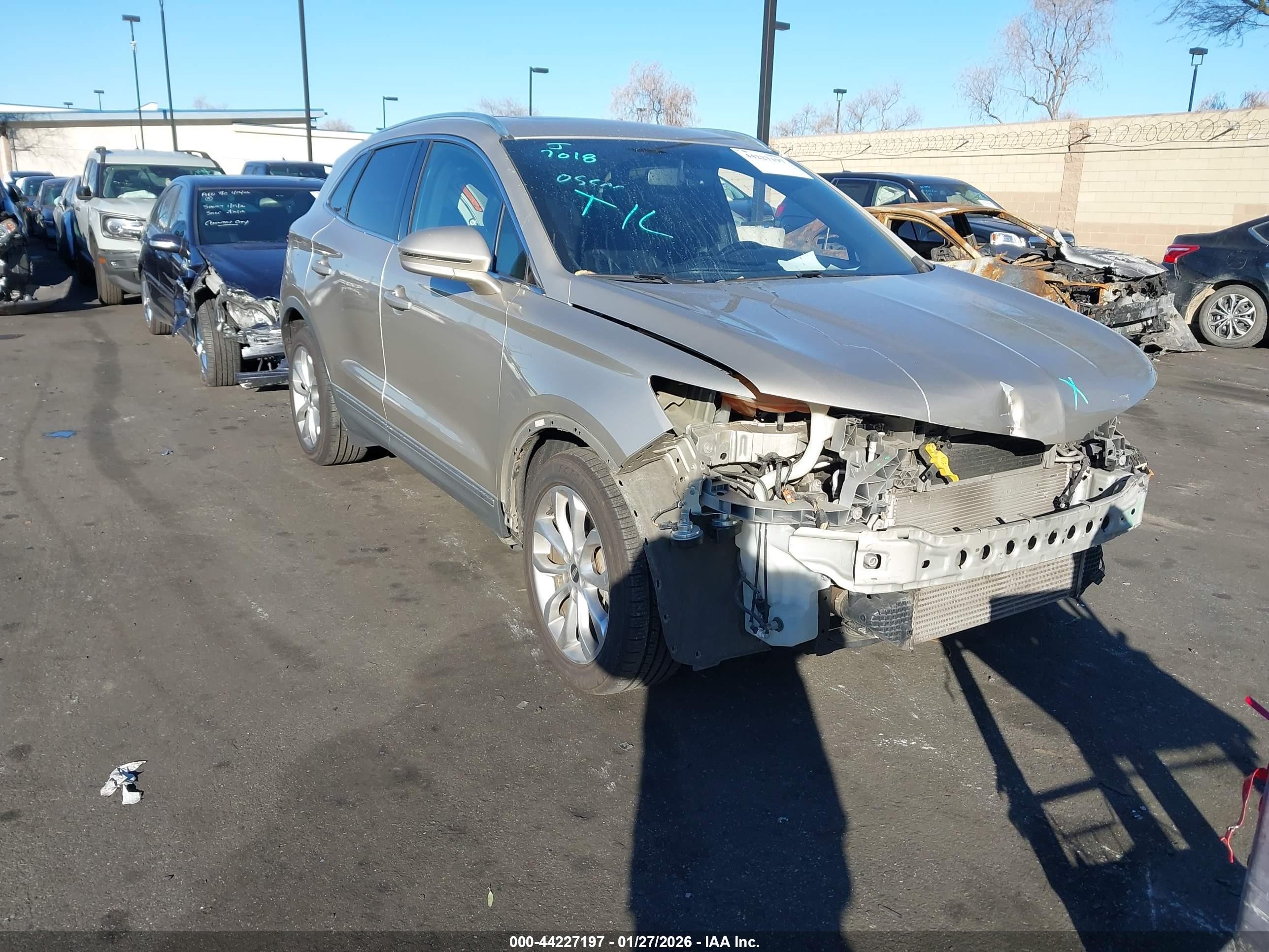 2015 Lincoln MKC, VIN 5LMCJ1A98FUJ03755 — Front end
