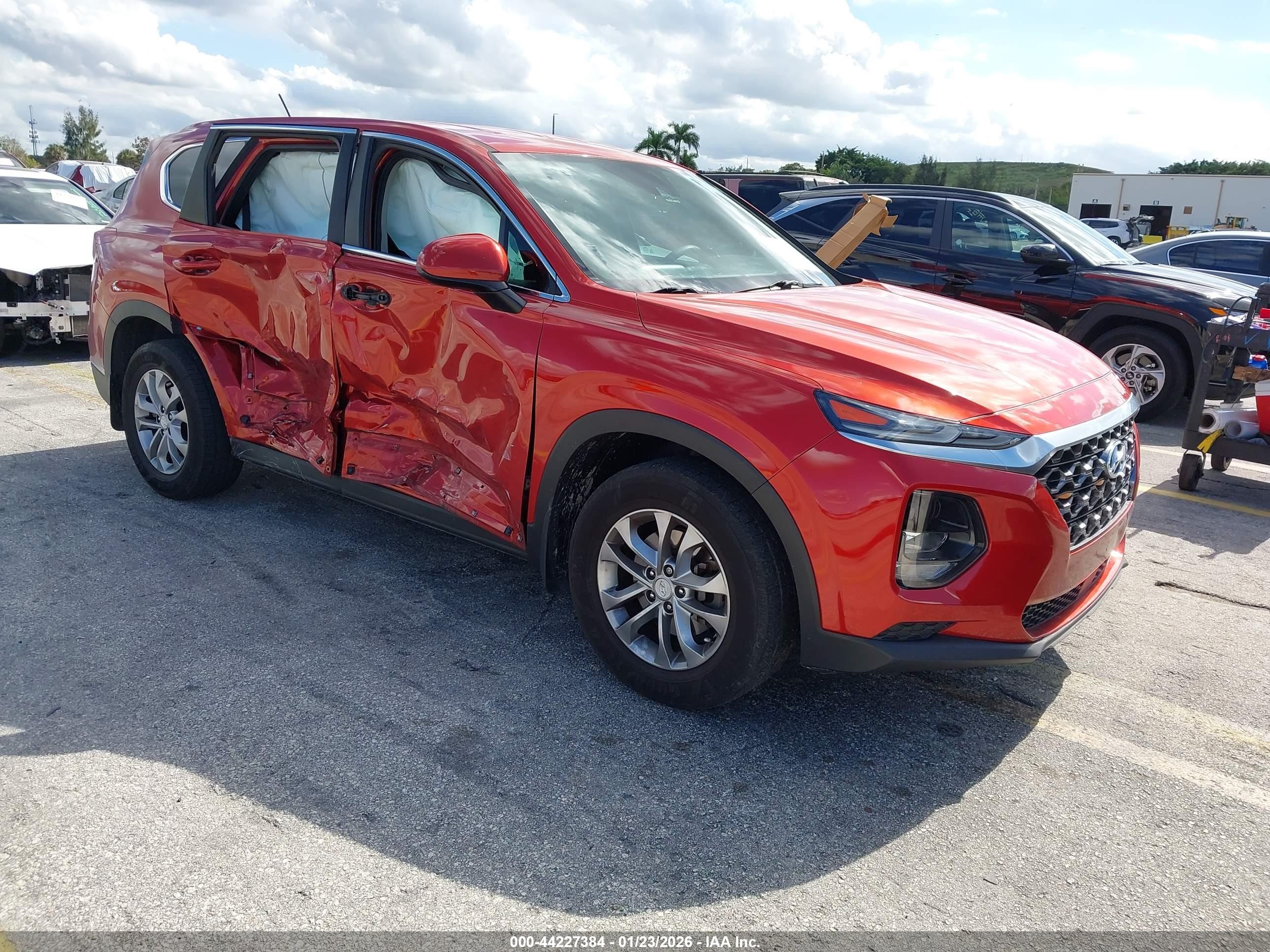 2020 Hyundai Santa Fe SE, VIN 5NMS23AD3LH168015 — Side