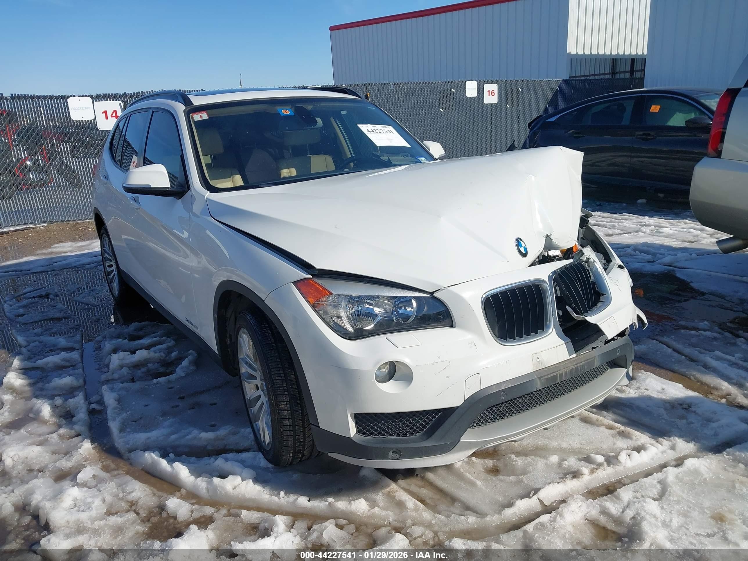 2015 BMW X1 xDrive28i, VIN WBAVL1C58FVY40370 — Front end