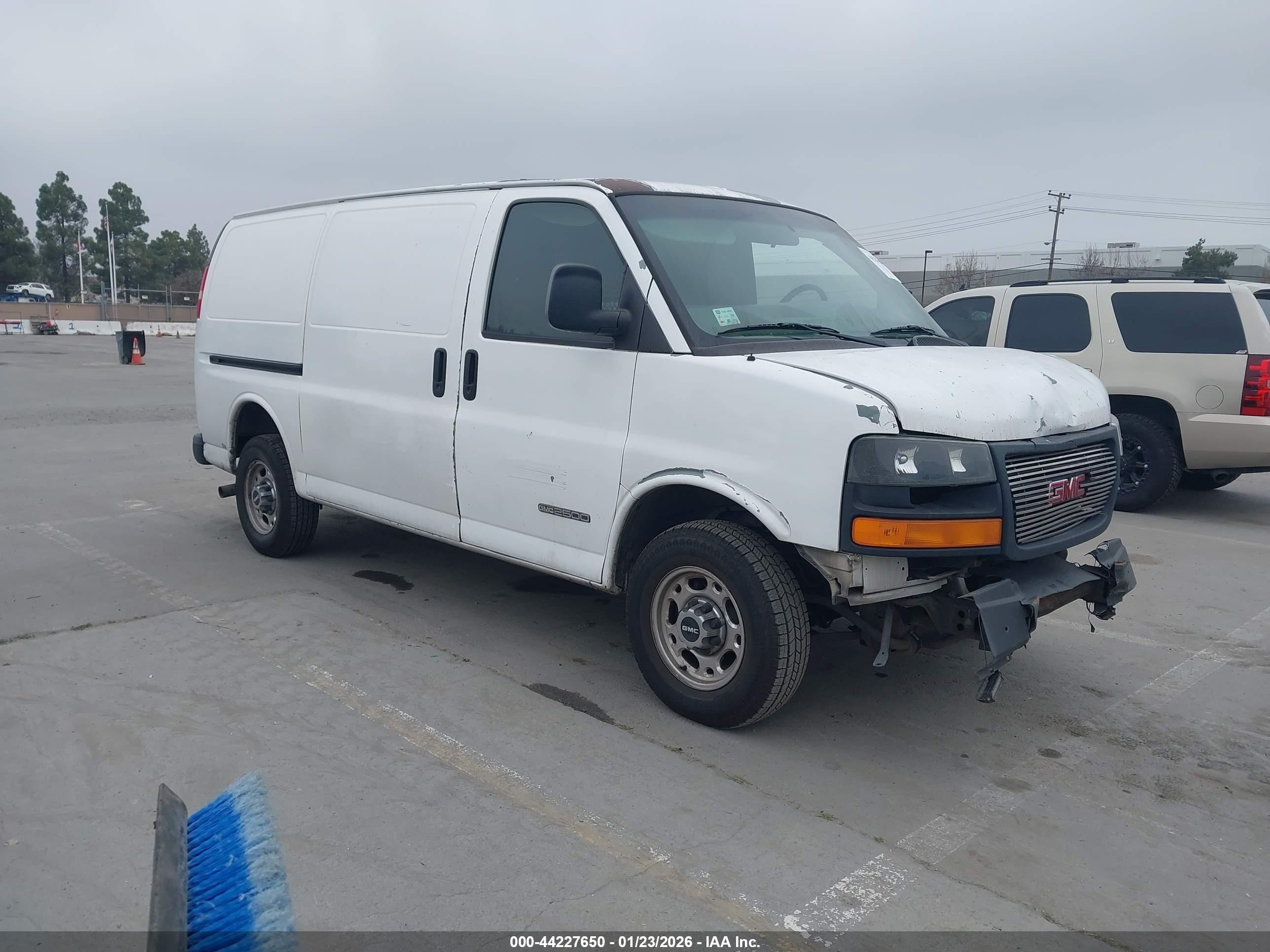 2006 GMC Savana Cargo, VIN 1GTGG25U261213021 — Front end