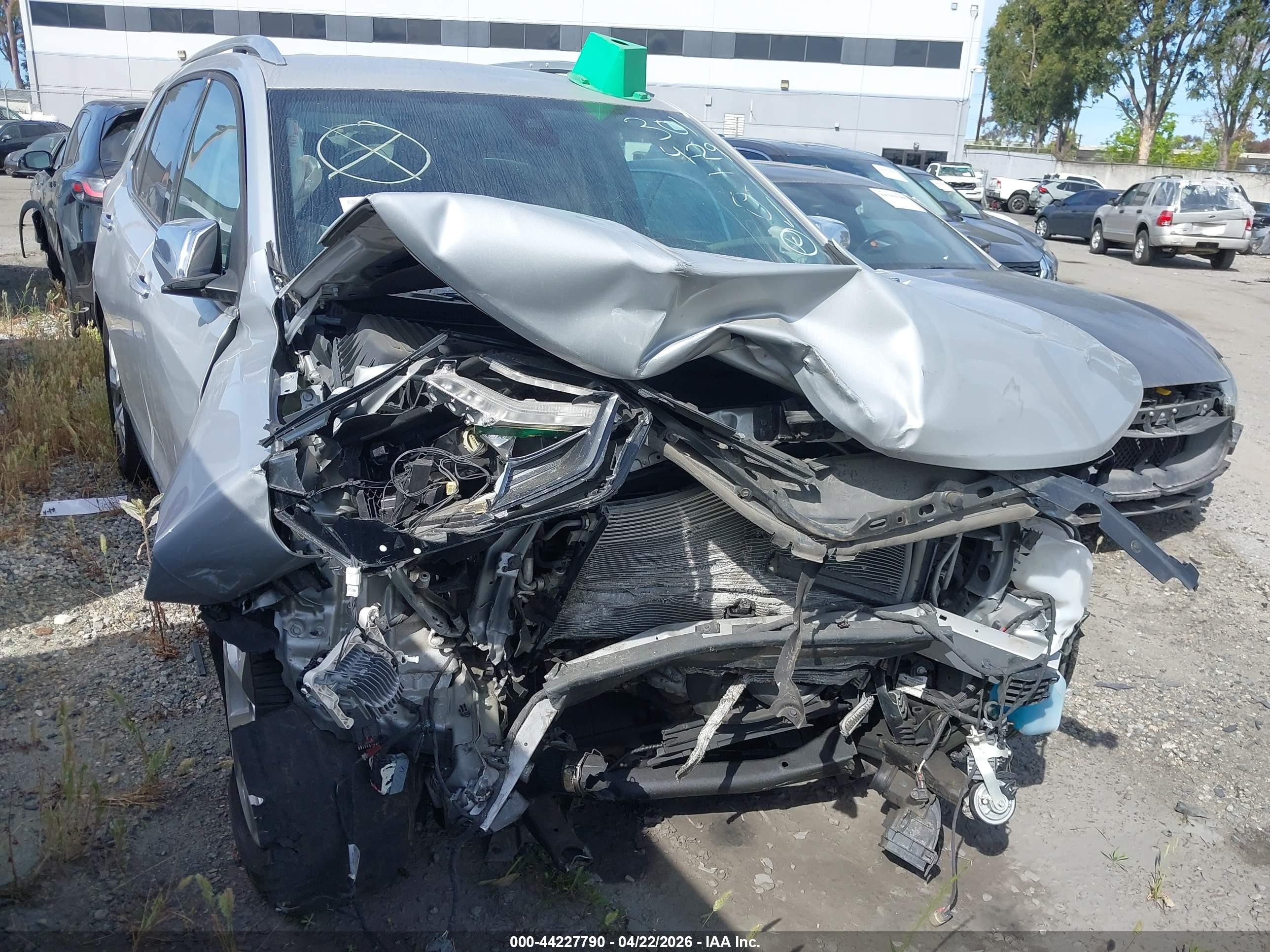 2020 Chevrolet Equinox Premier, VIN 2GNAXNEV4L6182497 — Front end