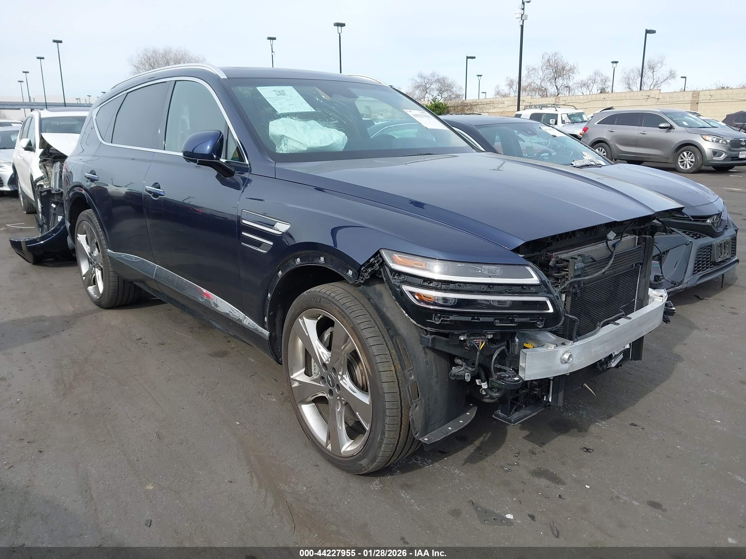 2023 Genesis GV80, VIN KMUHCESCXPU123710 — Front end
