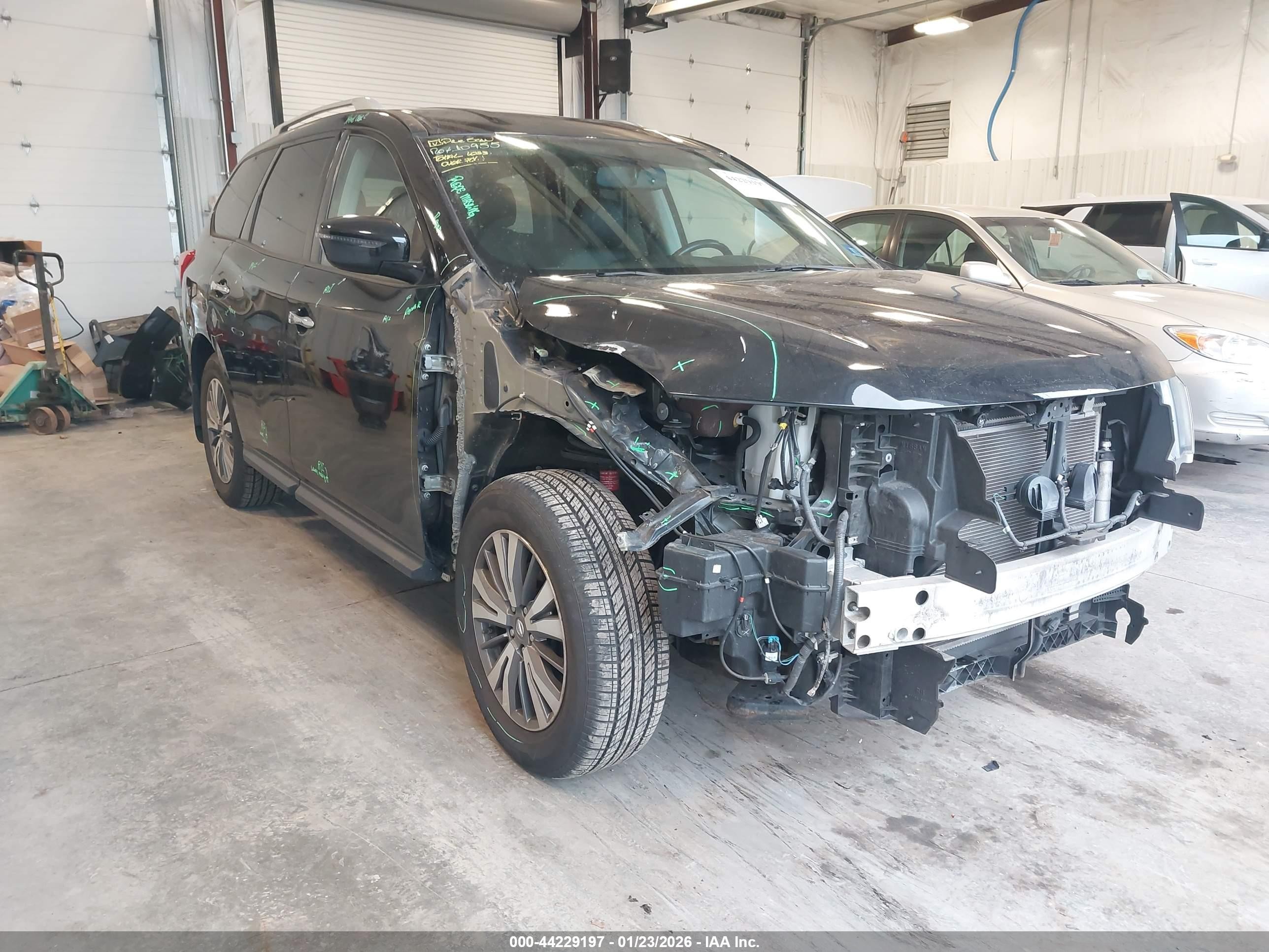 2017 Nissan Pathfinder SV, VIN 5N1DR2MM3HC641438 — Front end