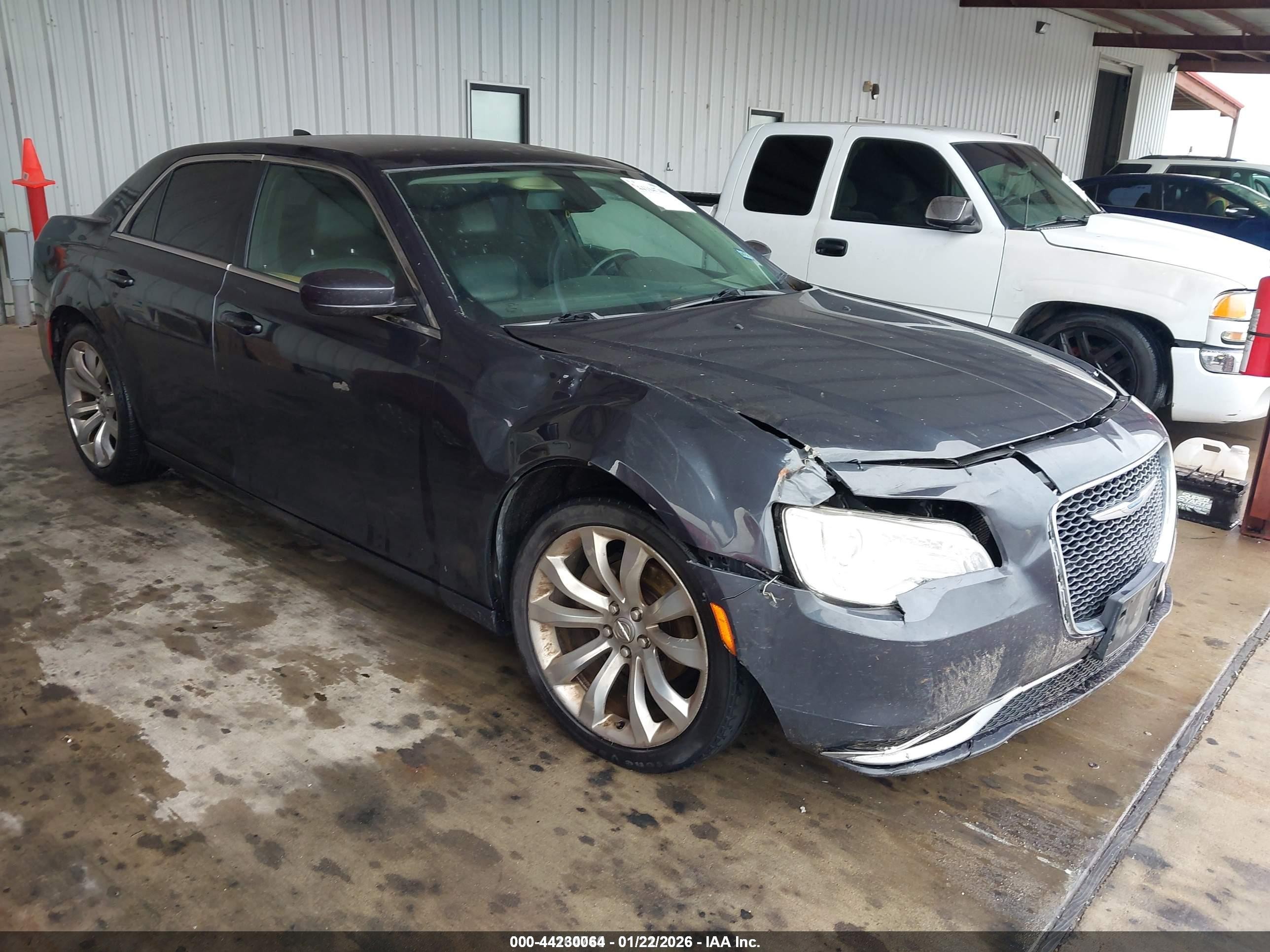 2018 Chrysler 300 Touring, VIN 2C3CCAAG3JH274879 — Перед
