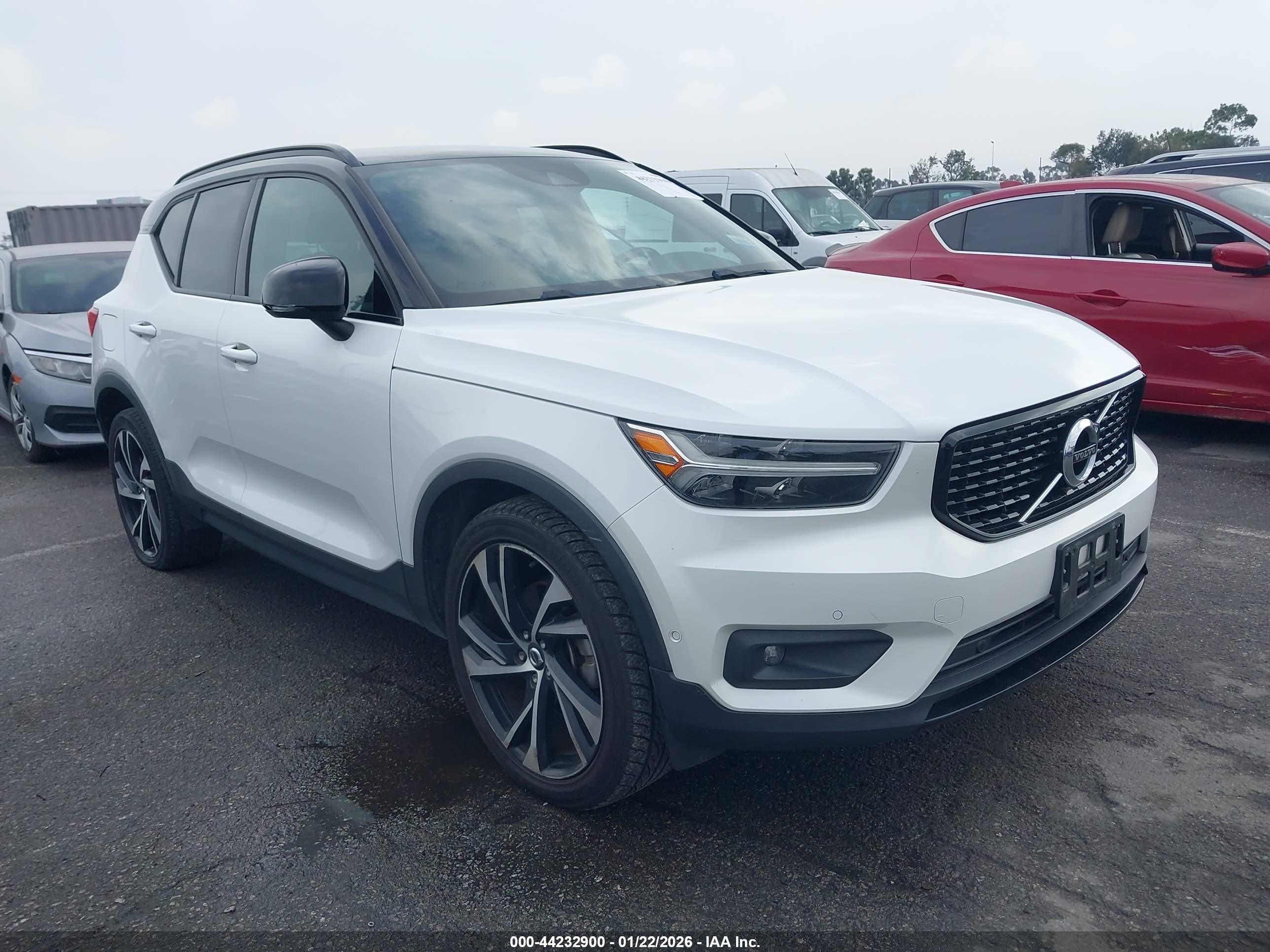 2019 Volvo XC40 Momentum, VIN YV4162XZ3K2005815 — Repossession