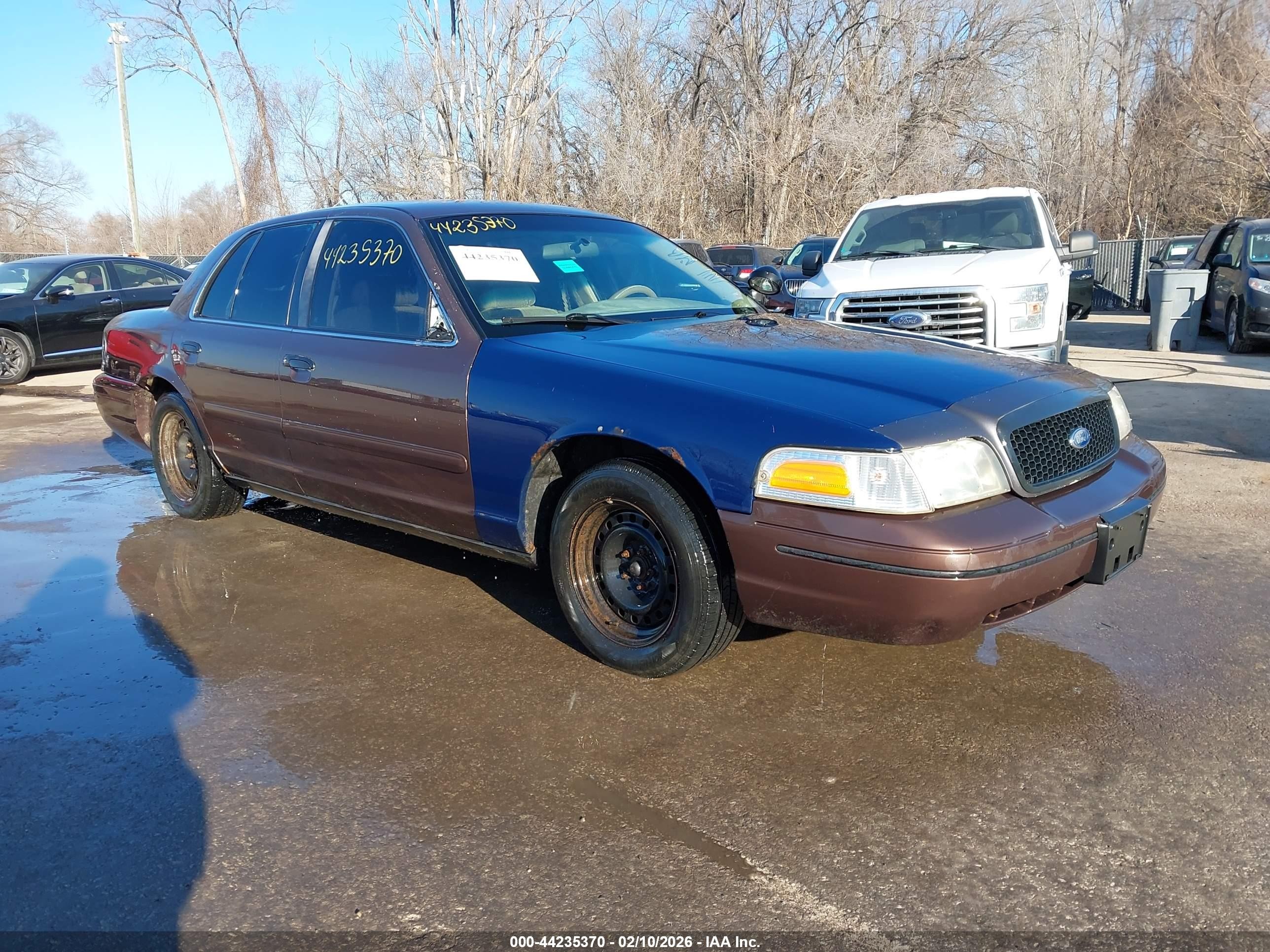 2000 Ford Crown Victoria Police Interceptor, VIN 2FAFP71WXYX206088 — Rear end