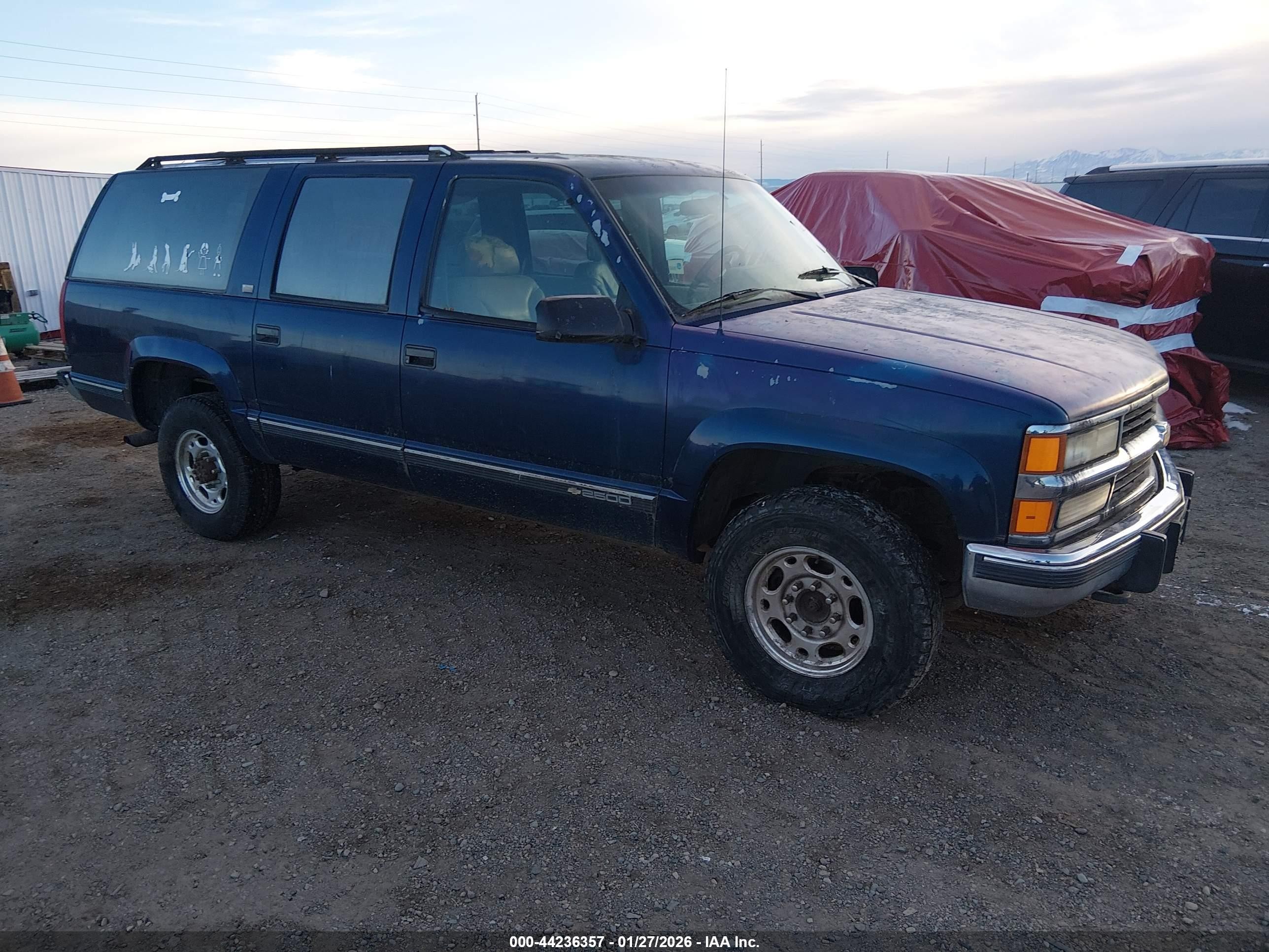 1994 Chevrolet Suburban, VIN 1GNGK26N2RJ321754 — Side