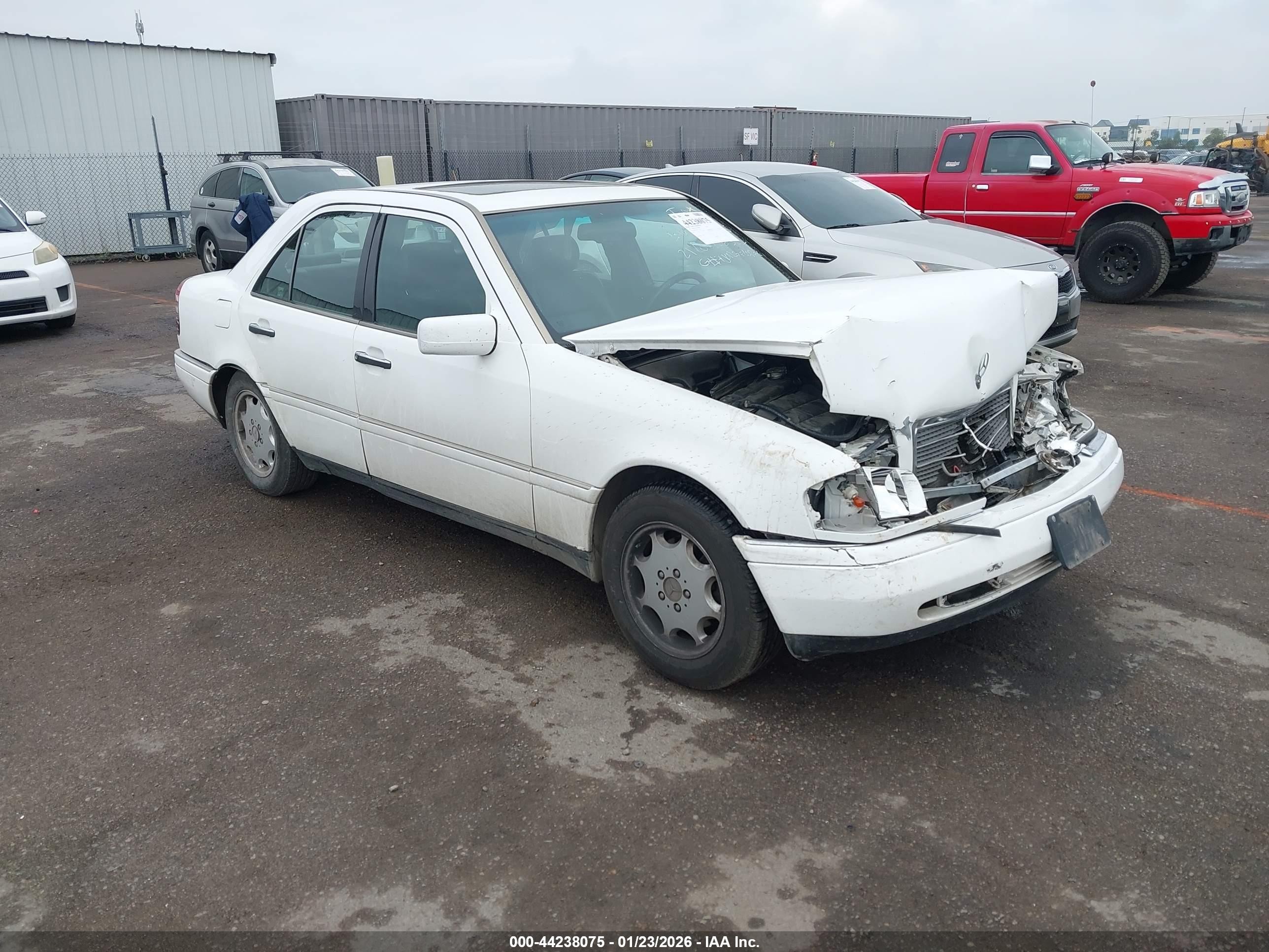 1997 Mercedes-Benz C 230/260/280/320, VIN WDBHA23E9VA513461 — Front end