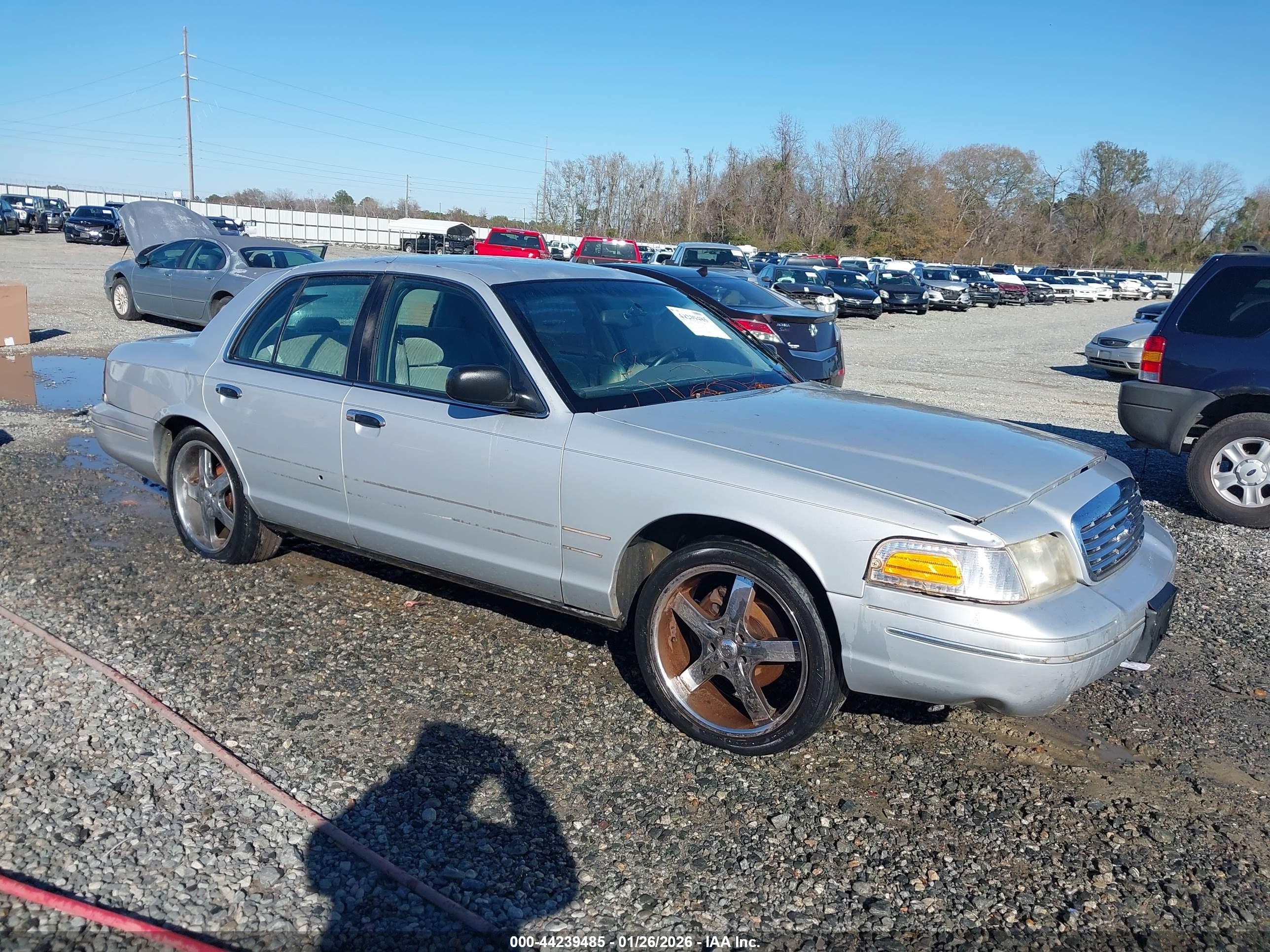 2000 Ford Crown Victoria LX, VIN 2FAFP74W5YX147141 — Front end
