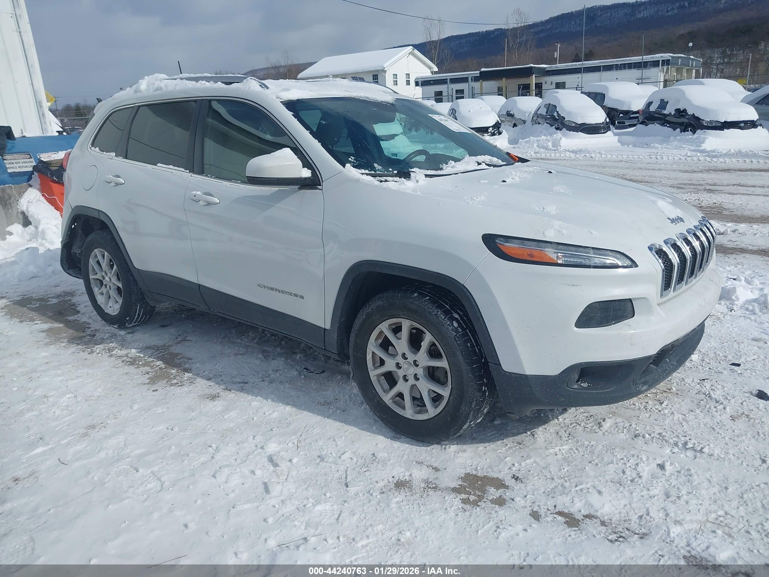 2016 Jeep Cherokee Altitude, VIN 1C4PJMCS8GW220381 — Rear end