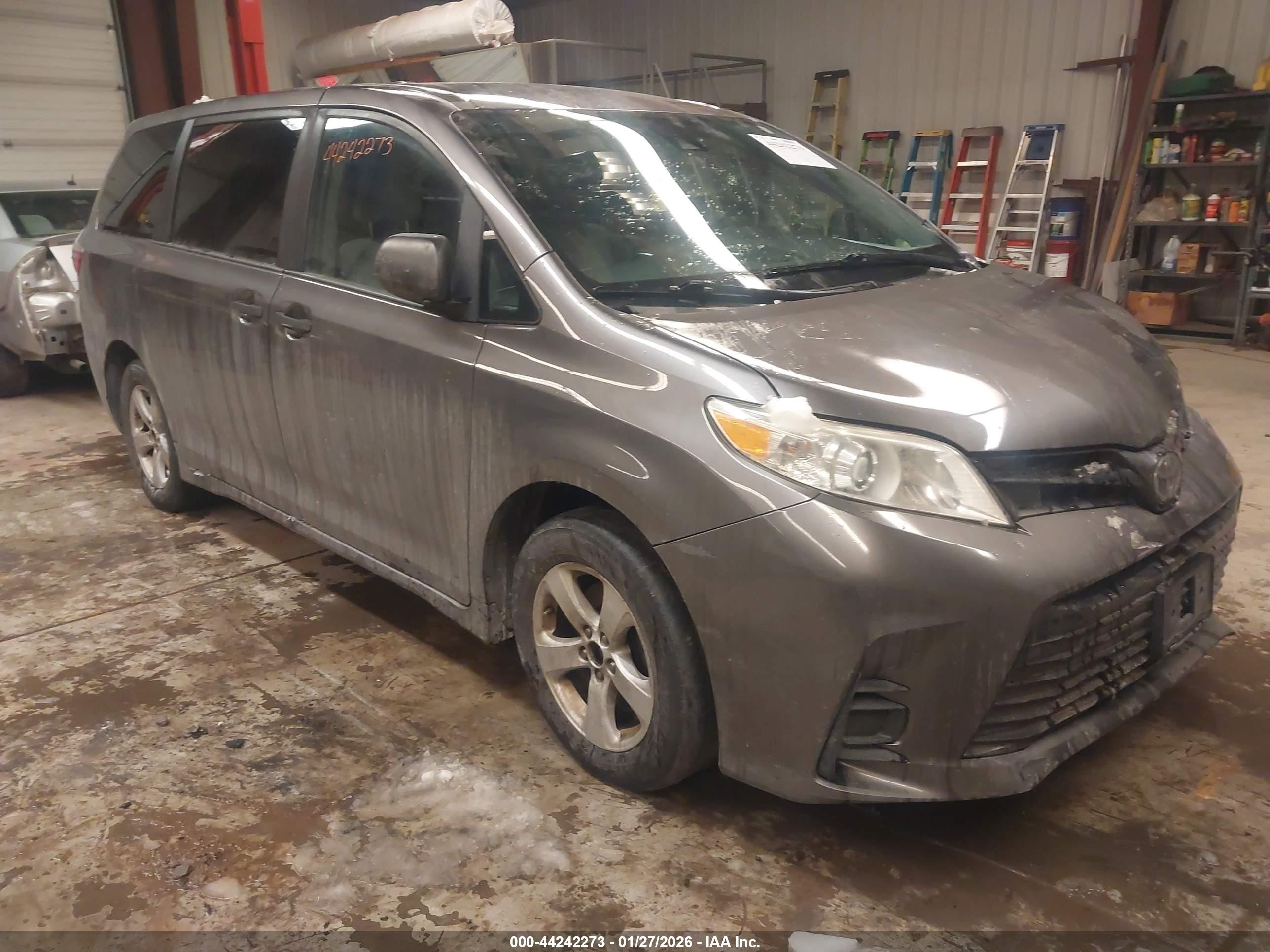 2019 Toyota Sienna L, VIN 5TDZZ3DC8KS966387 — Перед