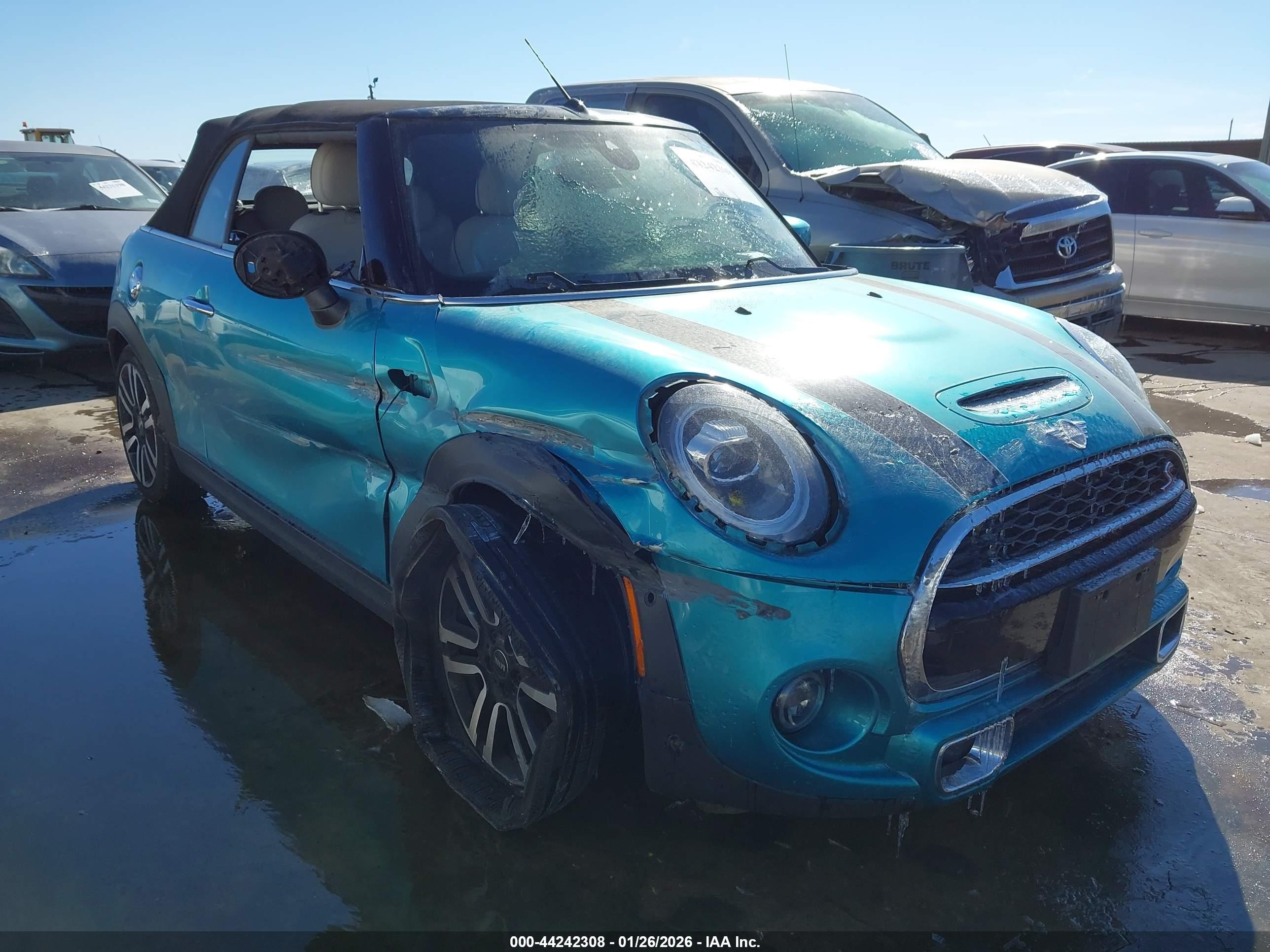 2021 MINI Convertible Cooper S, VIN WMWWJ5C0XM3N21583 — Бок