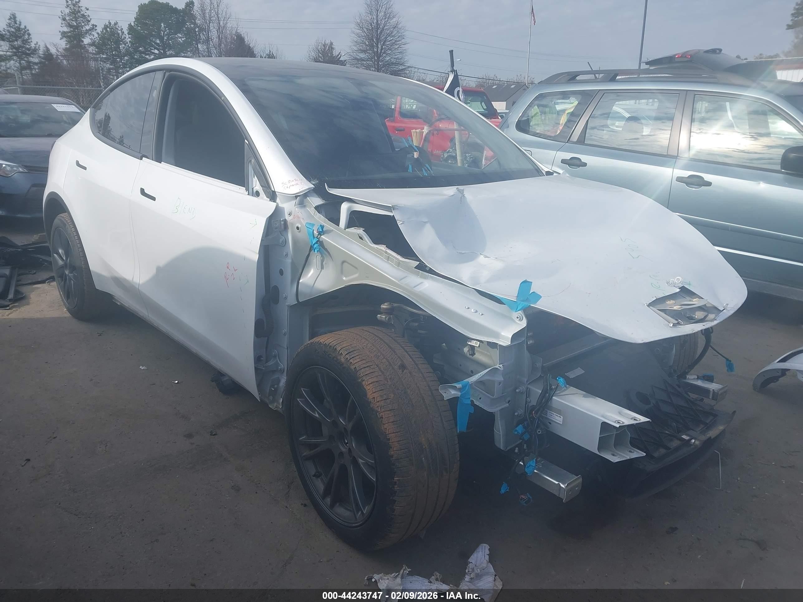 2025 Tesla Model Y Long Range, VIN 7SAYGDEE0SA348668 — Front end
