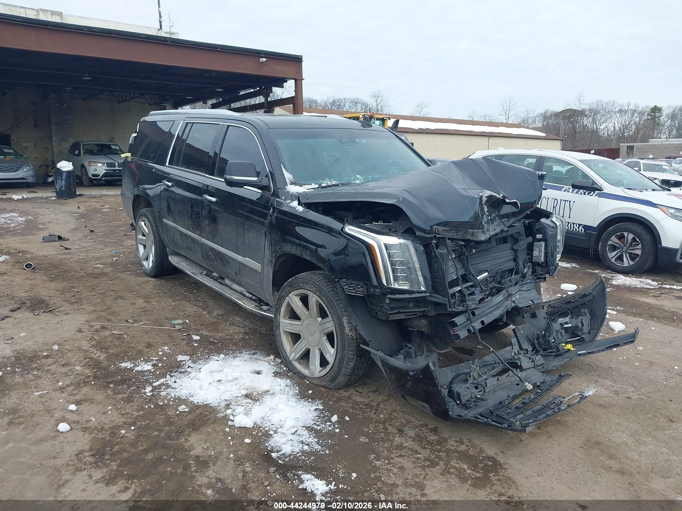 2017 Cadillac Escalade ESV Luxury, VIN 1GYS4HKJ5HR369259 — Front end