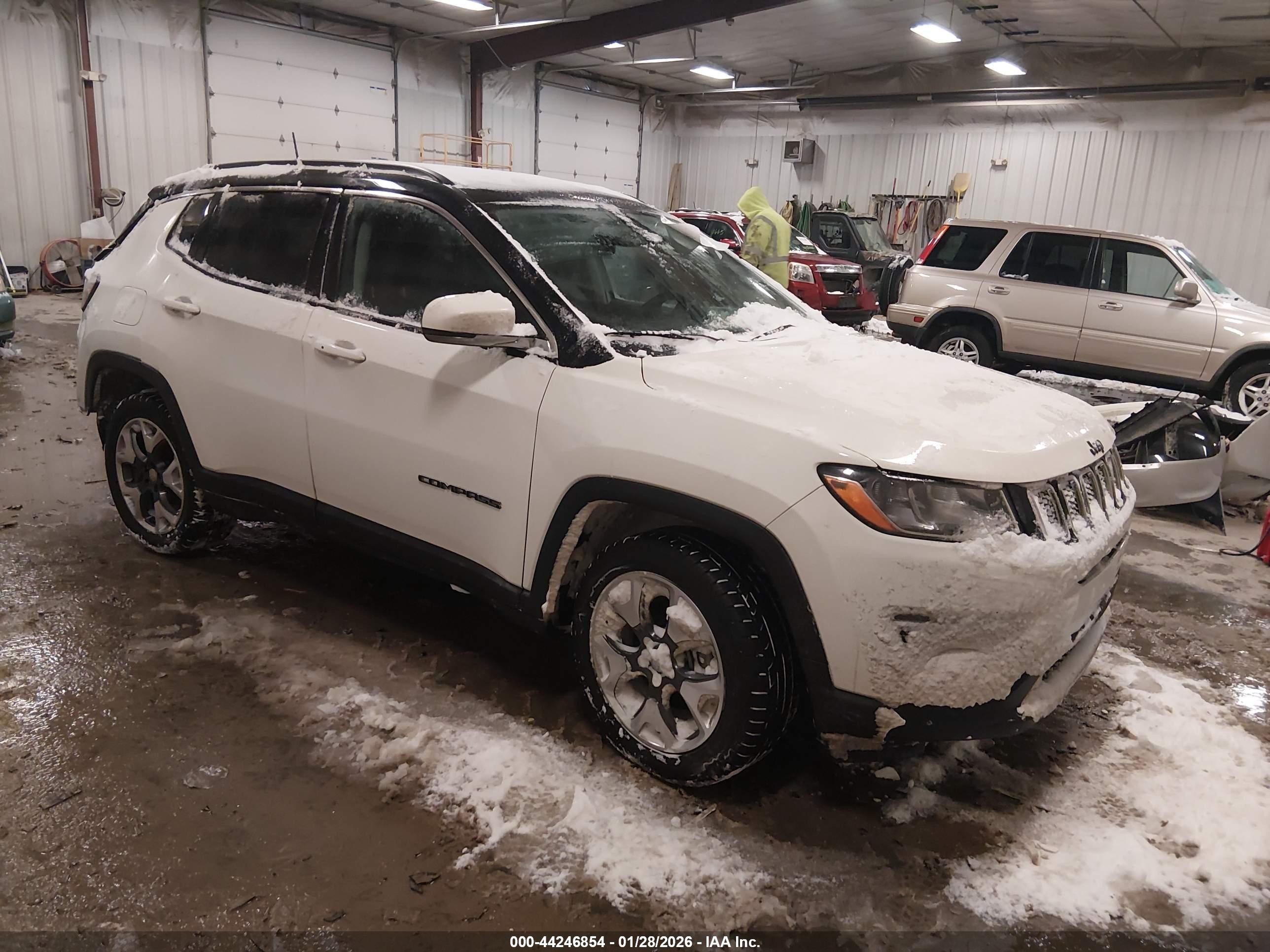 2020 Jeep Compass Limited, VIN 3C4NJDCB1LT131811 — Зад