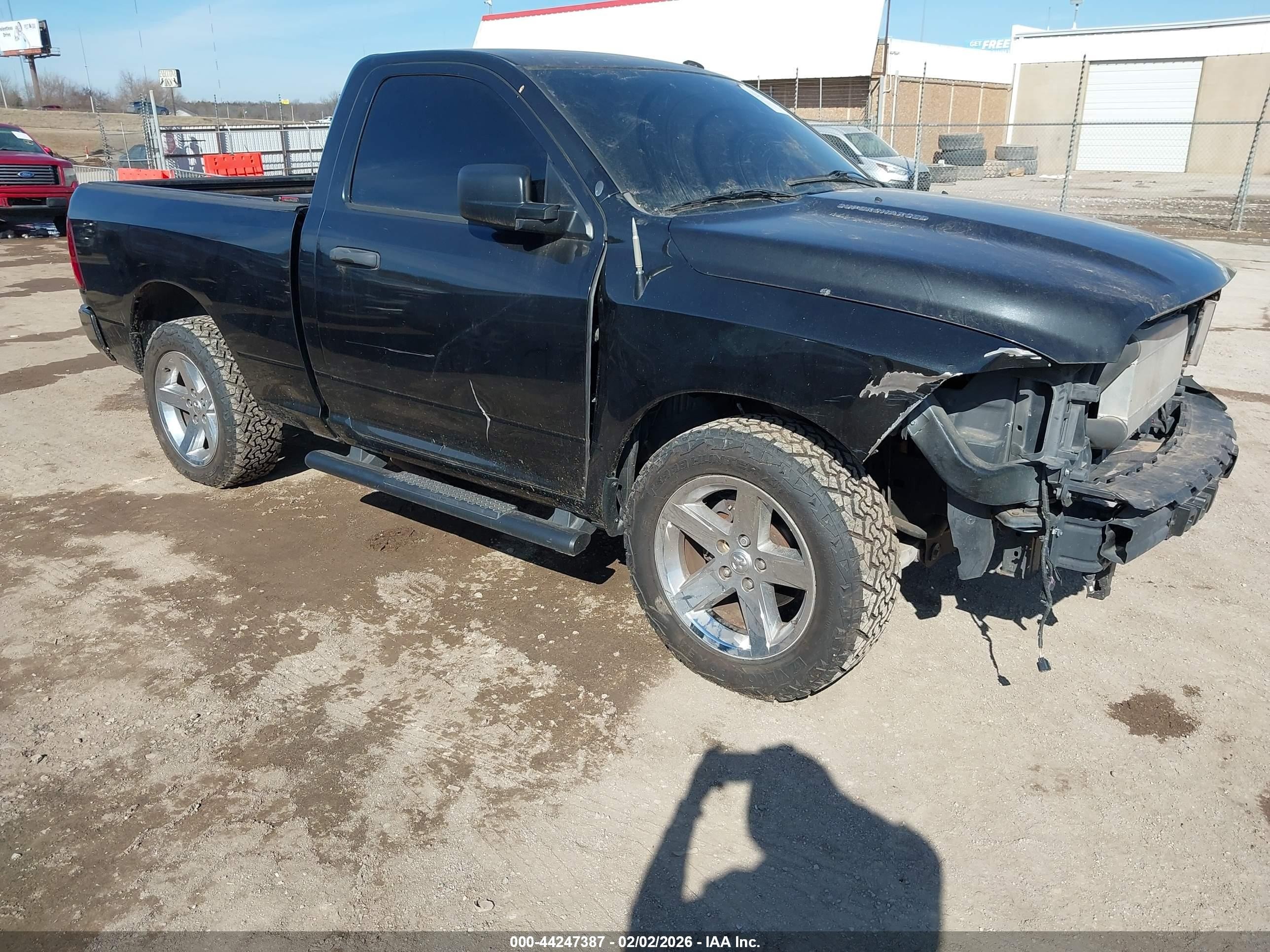 2016 Ram 1500 Tradesman, VIN 3C6JR6AT5GG225016 — Перед