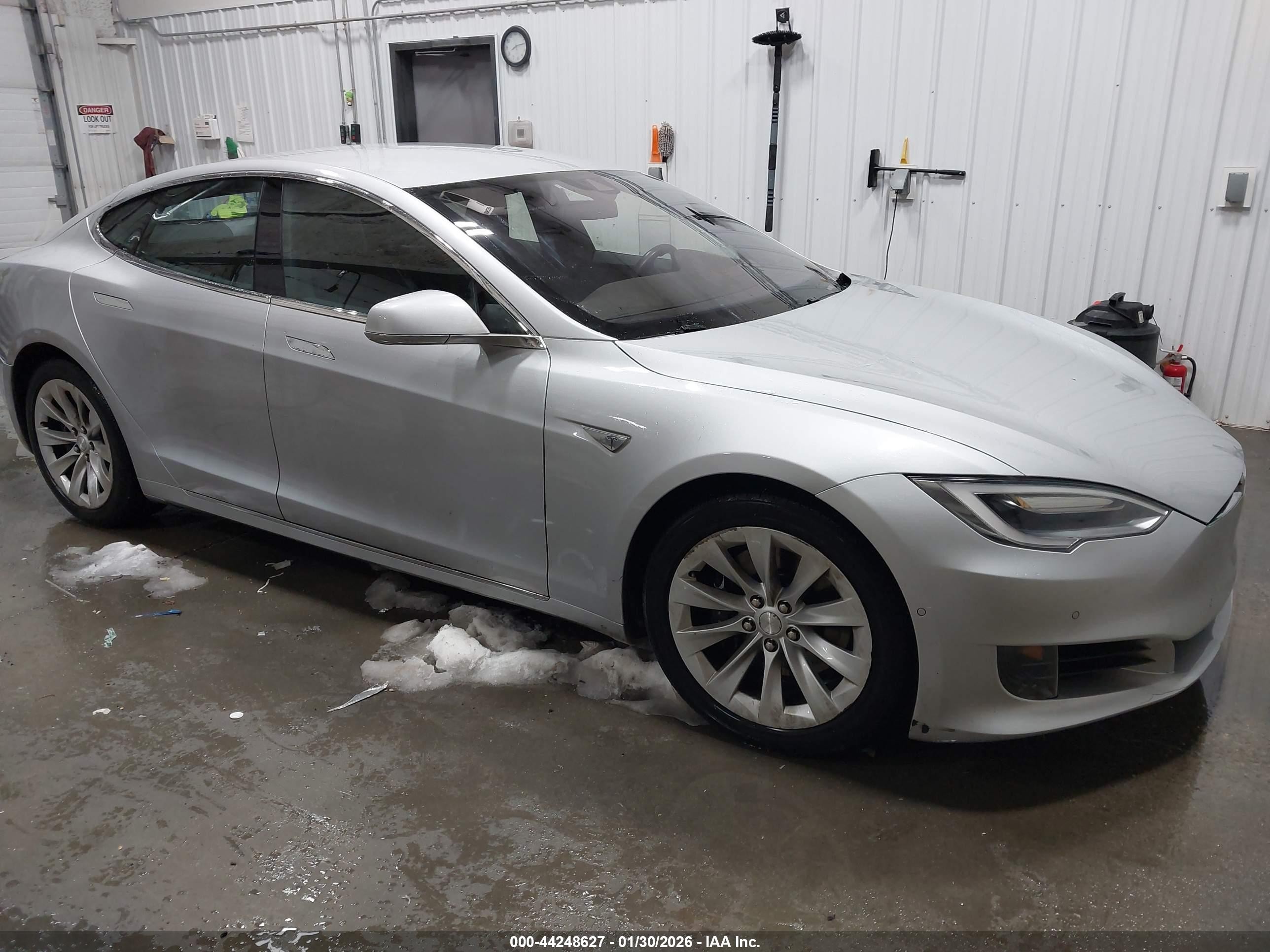 2016 Tesla Model S 90D, VIN 5YJSA1E23GF149794 — Зад