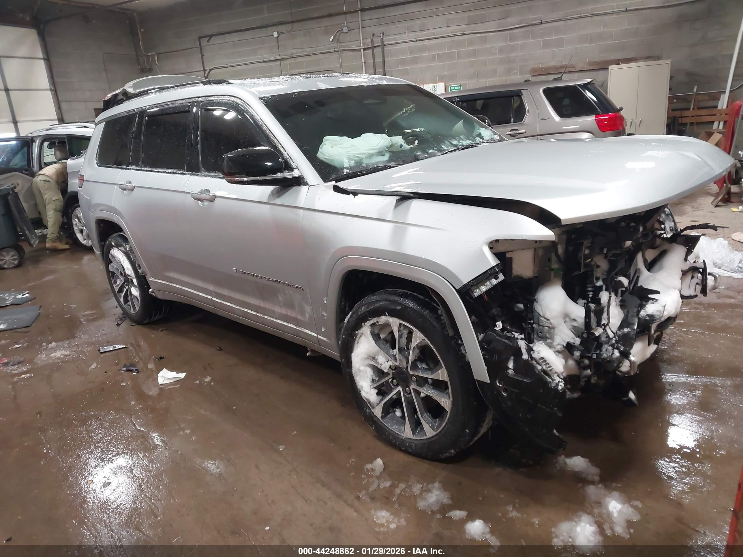 2023 Jeep Grand Cherokee Overland, VIN 1C4RJKDG4P8801727 — Front end