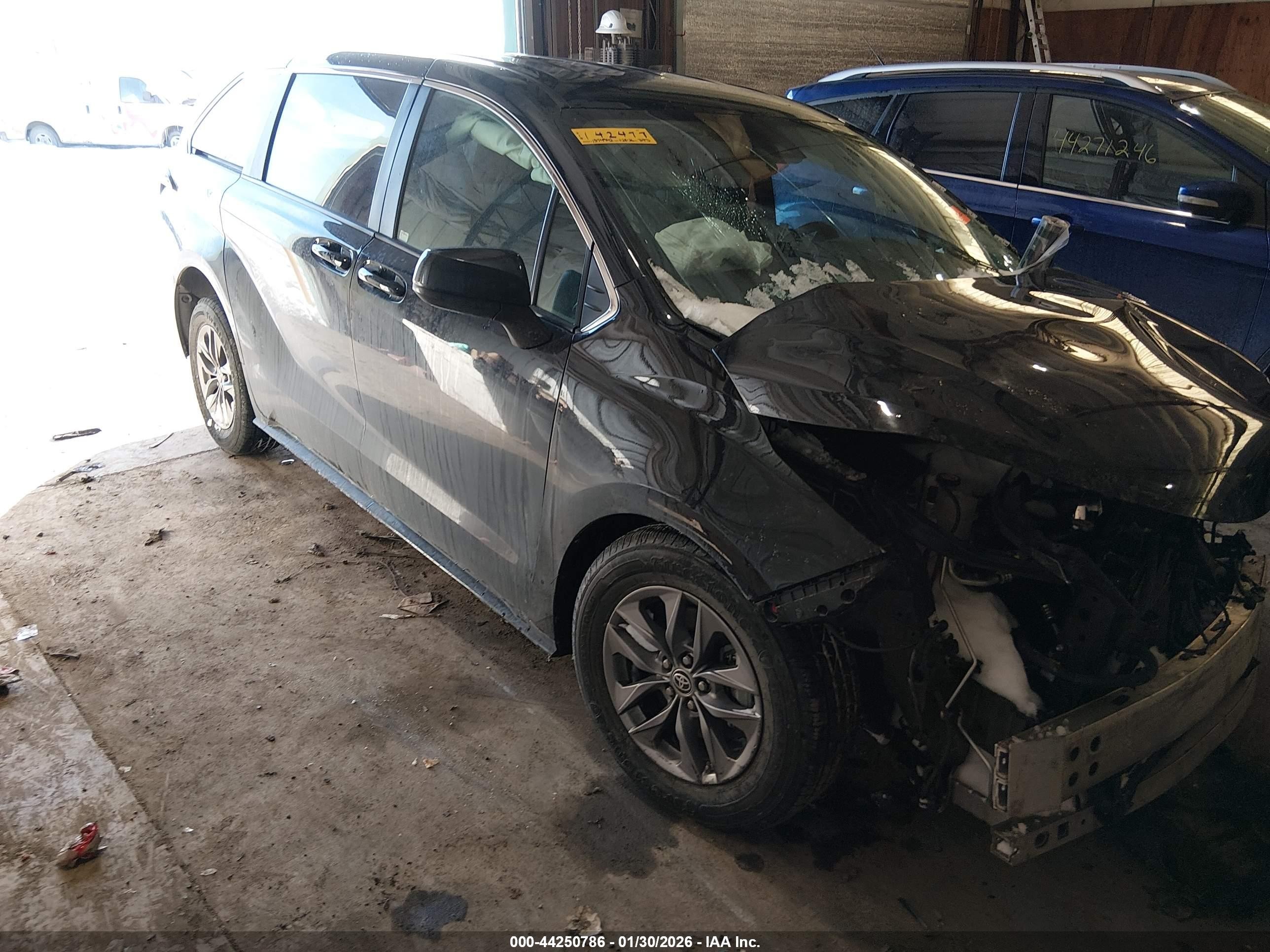 2023 Toyota Sienna LE, VIN 5TDKRKEC7PS142477 — Front end