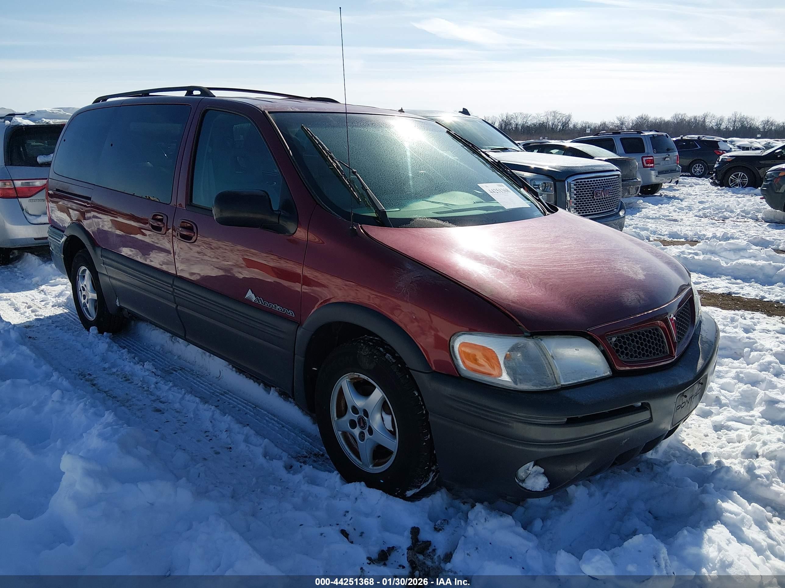 2002 Pontiac Montana 1SA, VIN 1GMDX03E12D222381 — Front end