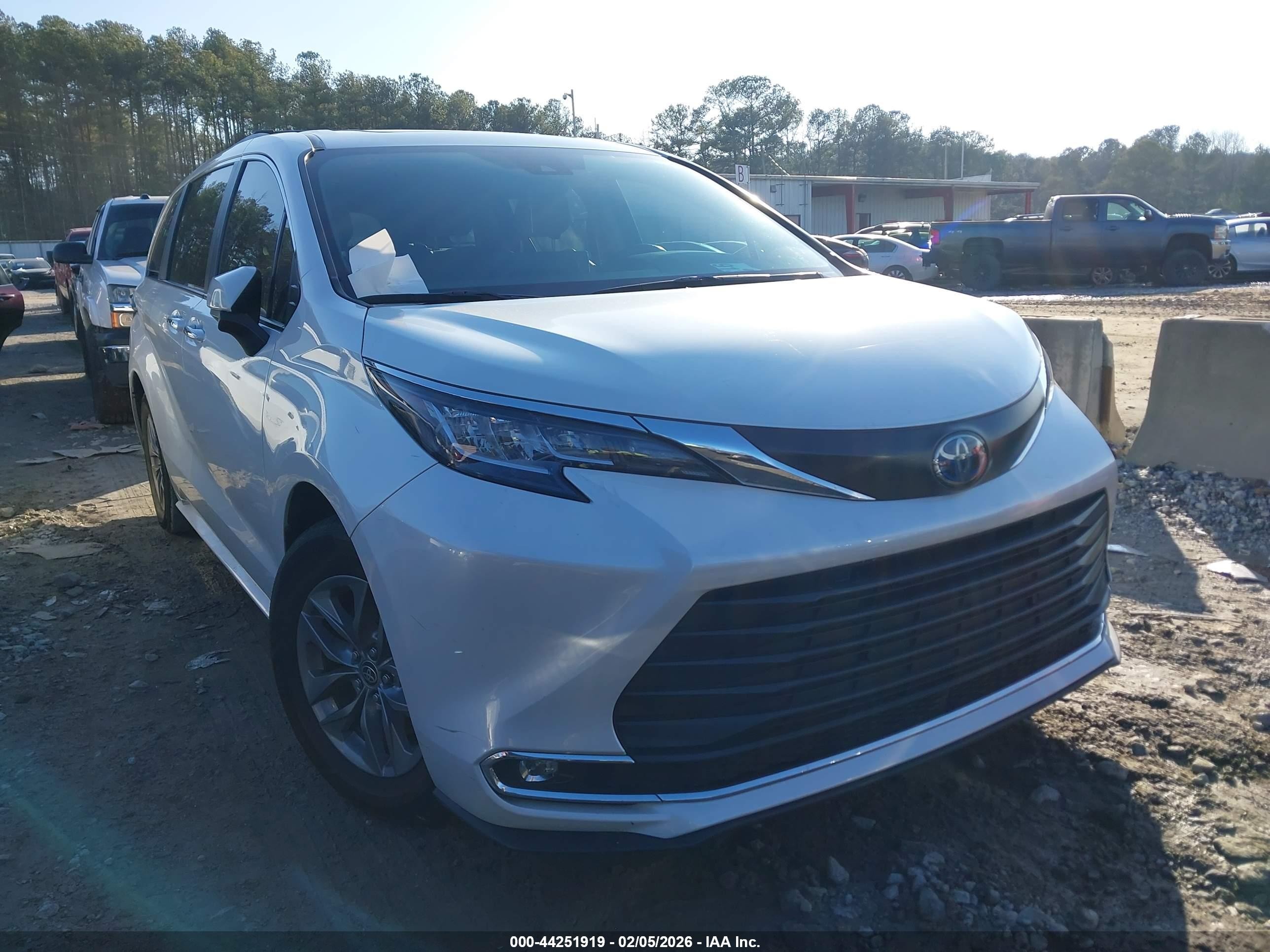 2022 Toyota Sienna XLE, VIN 5TDJRKEC5NS091585 — Фото с аукциона