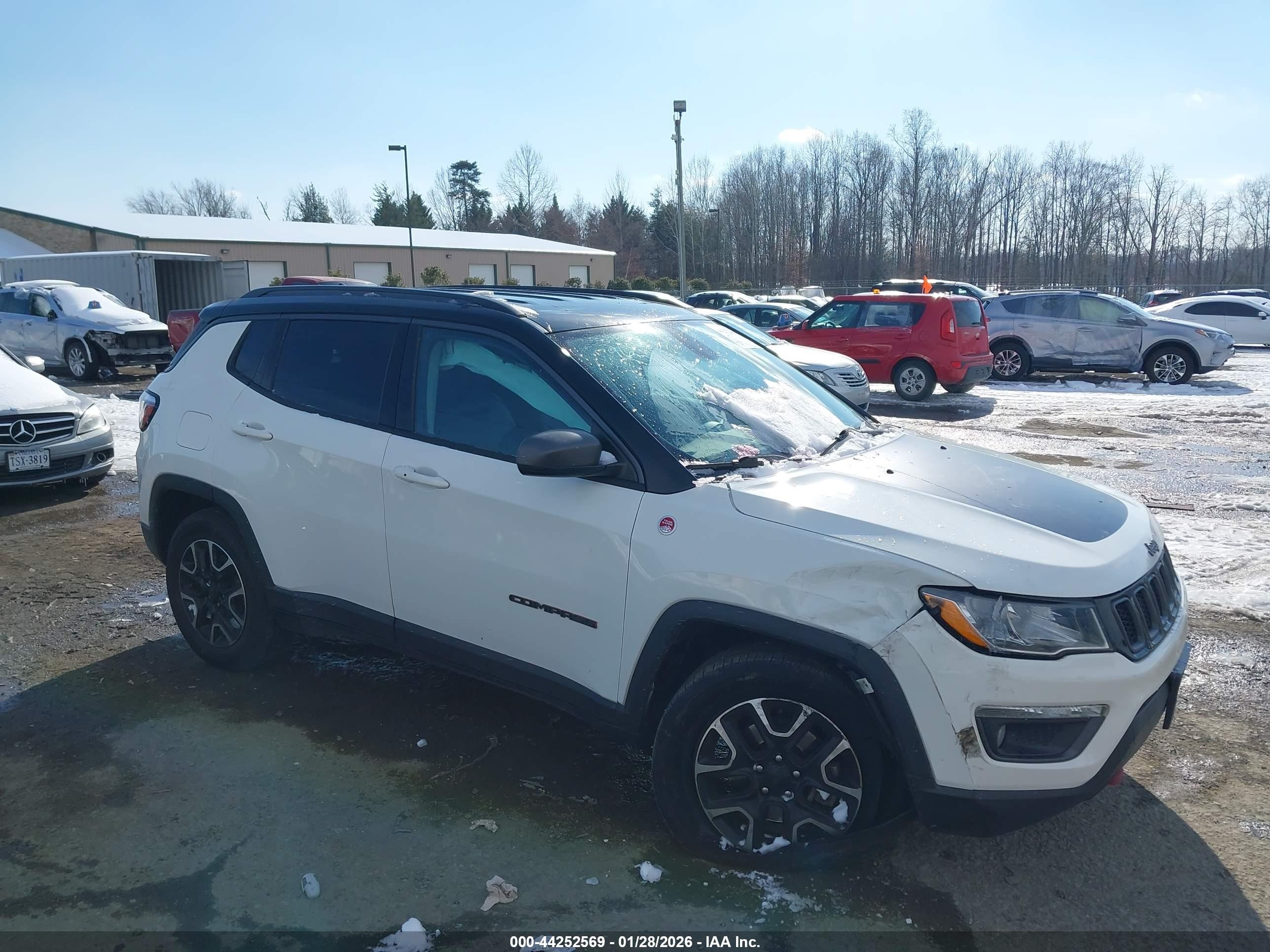 2020 Jeep Compass Trailhawk, VIN 3C4NJDDBXLT195747 — Front end