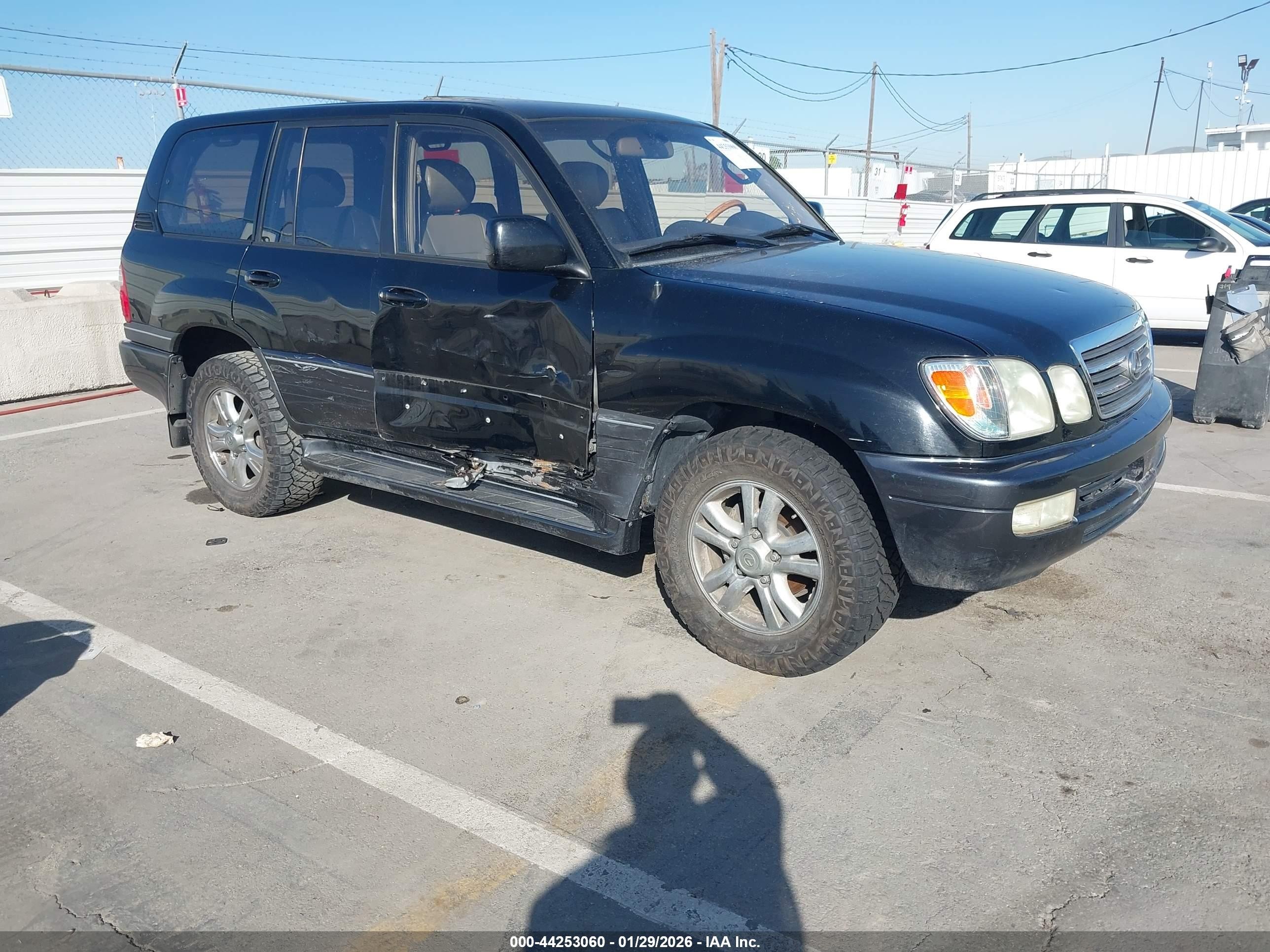 2003 Lexus LX 470, VIN JTJHT00W633533646 — Side