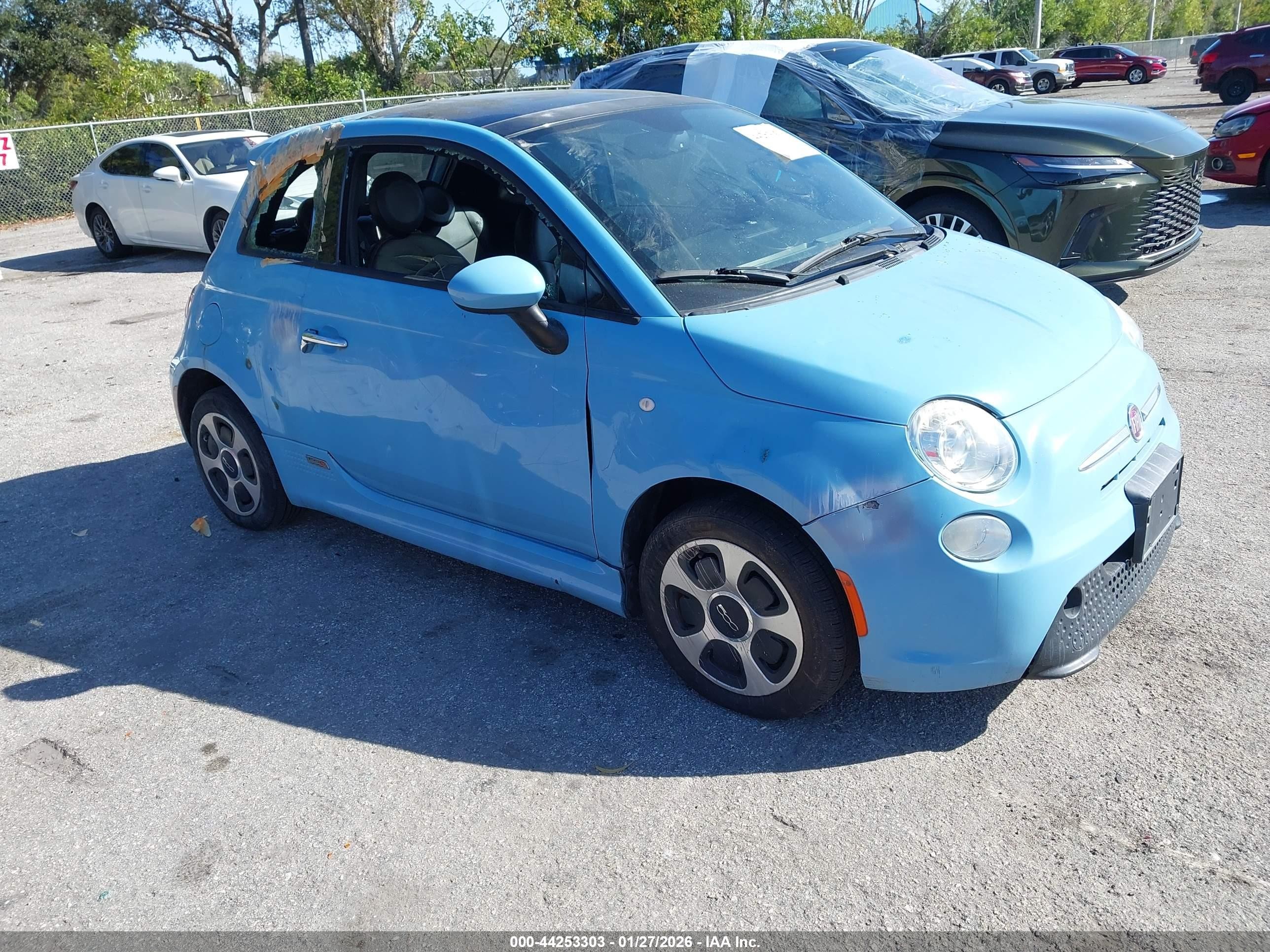 2015 FIAT 500e, VIN 3C3CFFGE5FT555459 — Side