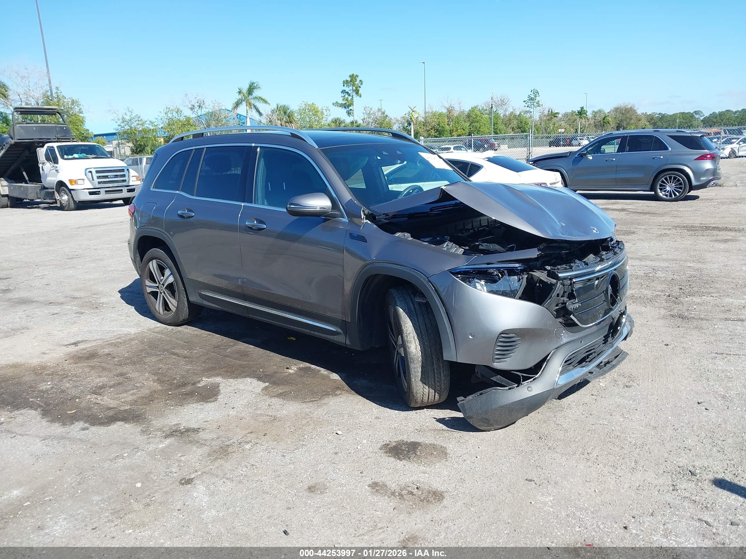 2022 Mercedes-Benz EQB 350, VIN W1N9M1DB1NN008088 — Front end
