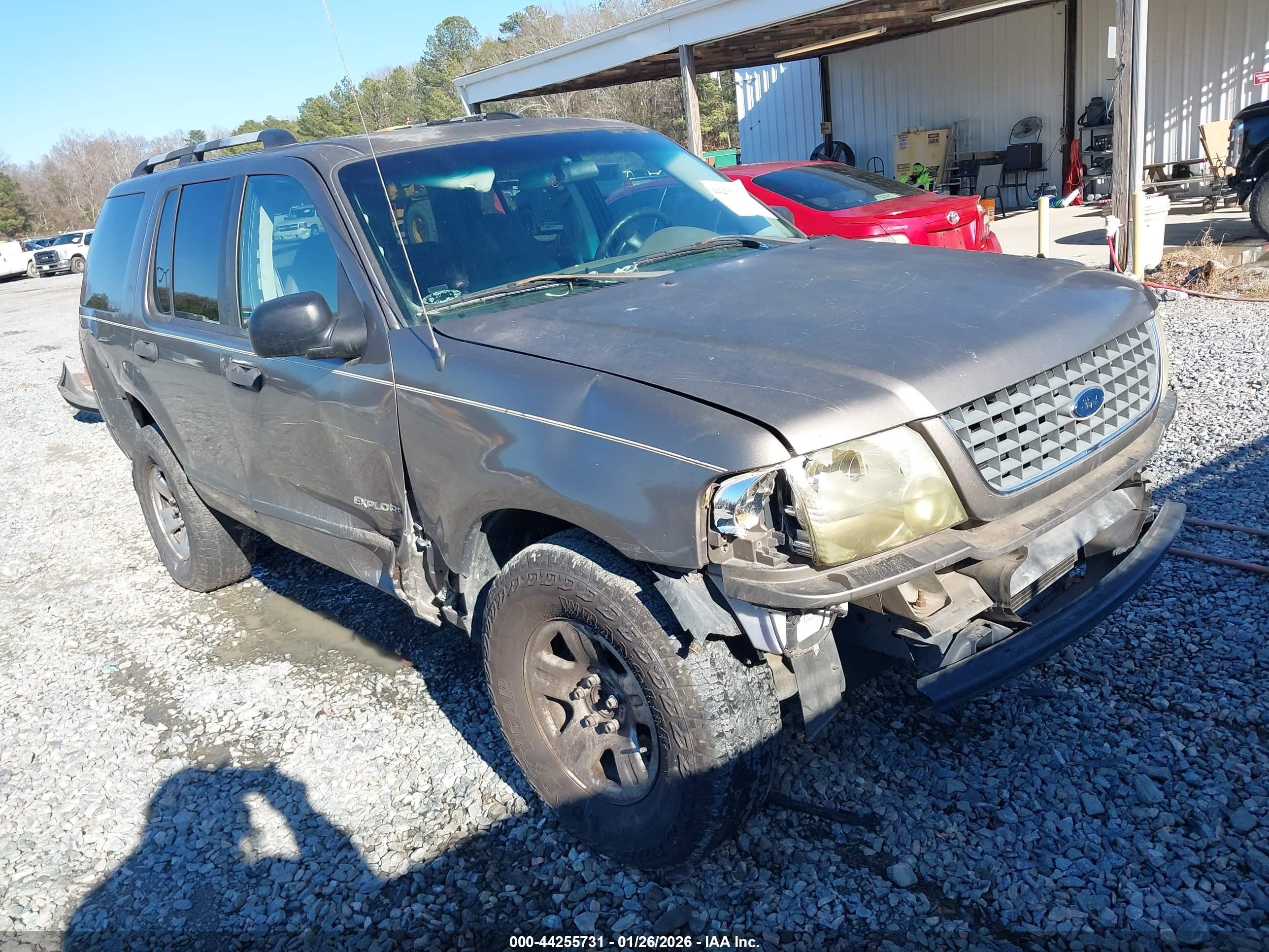 2002 Ford Explorer XLS, VIN 1FMZU62E92UA65492 — Front end