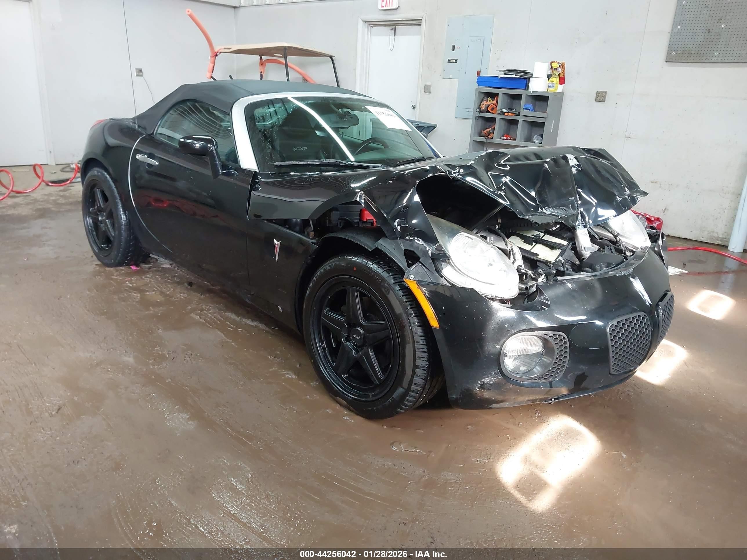 2009 Pontiac Solstice GXP, VIN 1G2MT35XX9Y105373 — Front end
