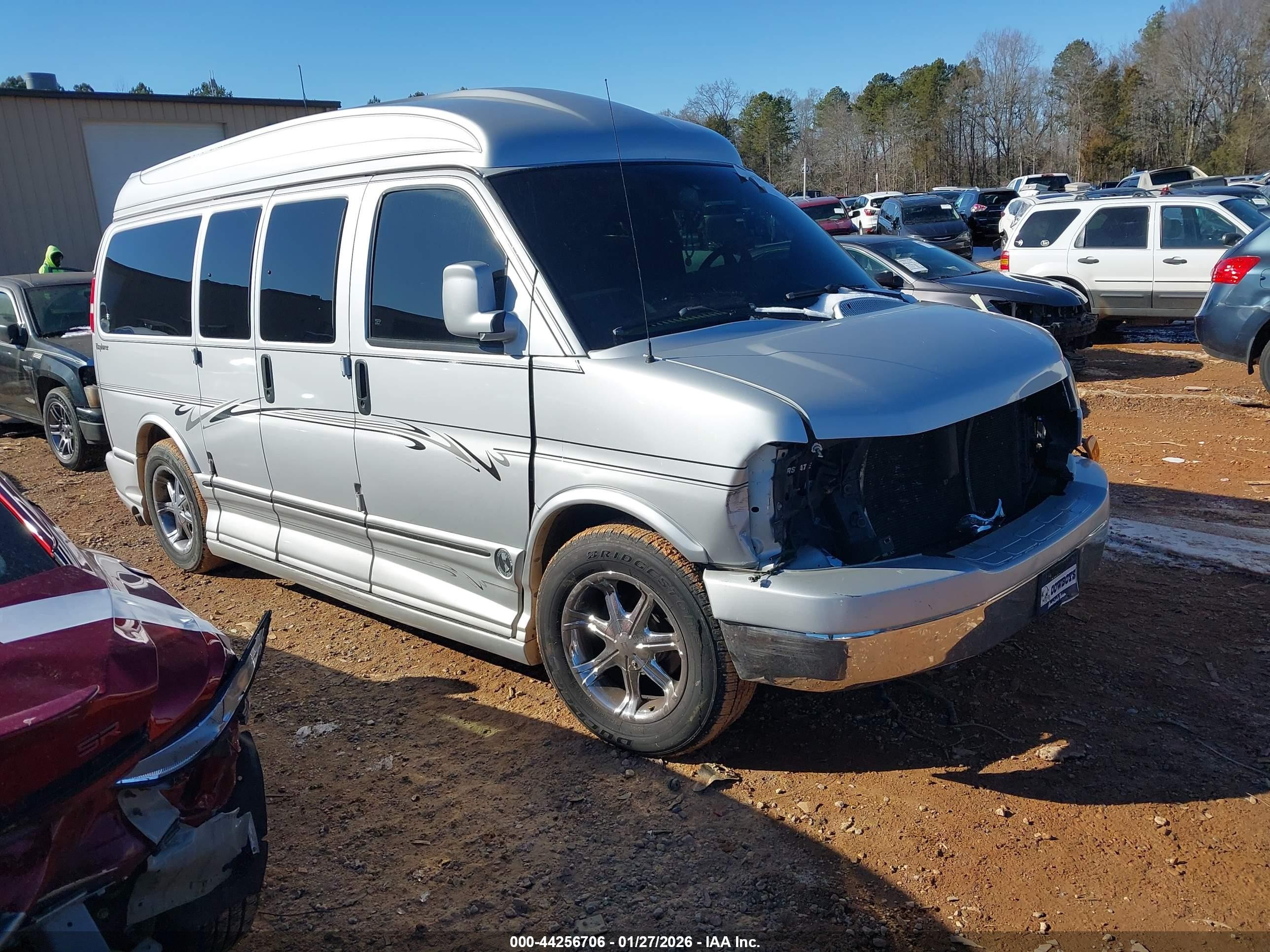 2003 GMC Savana Commercial SRW C6Y, VIN 1GDFG15T631169531 — Front end
