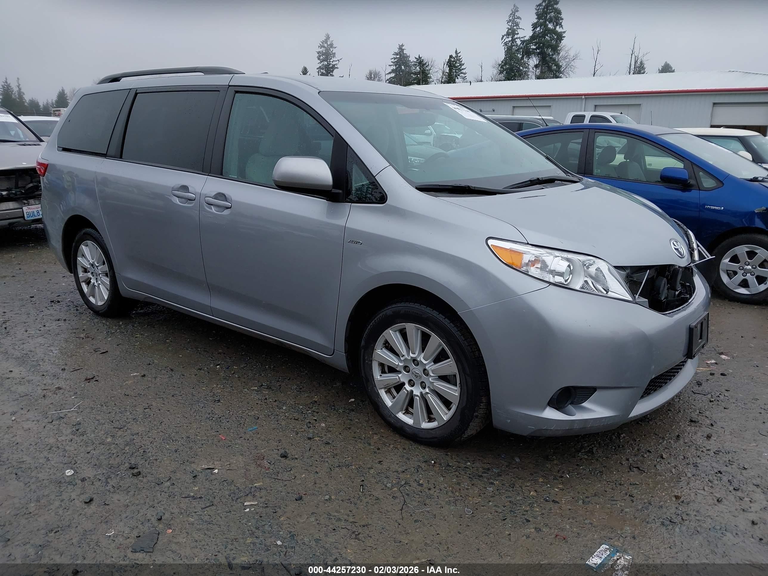 2017 Toyota Sienna LE, VIN 5TDJZ3DC9HS161097 — Front end