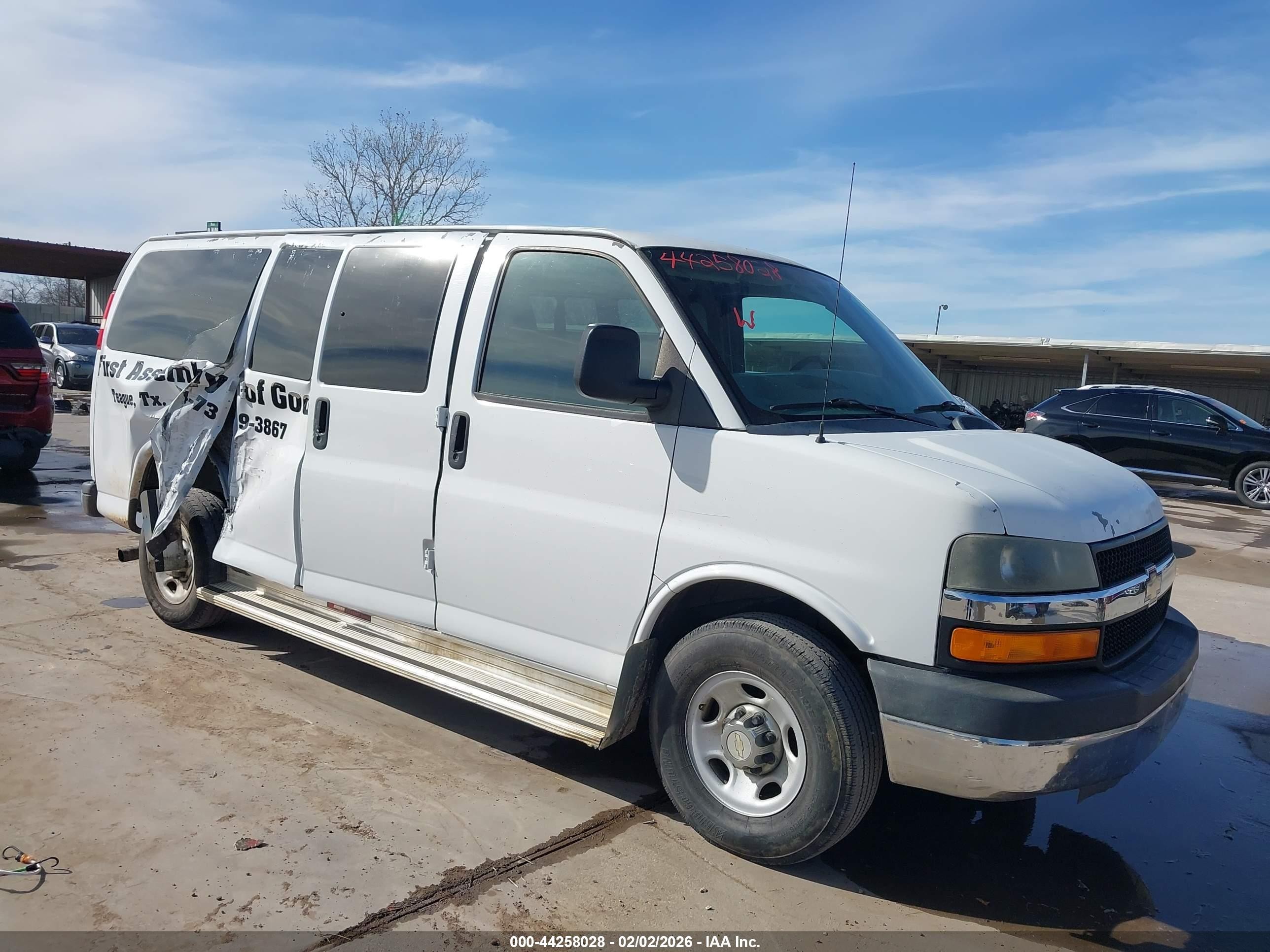 2011 Chevrolet Express Passenger 1LT, VIN 1GAWGRFA1B1132975 — Side