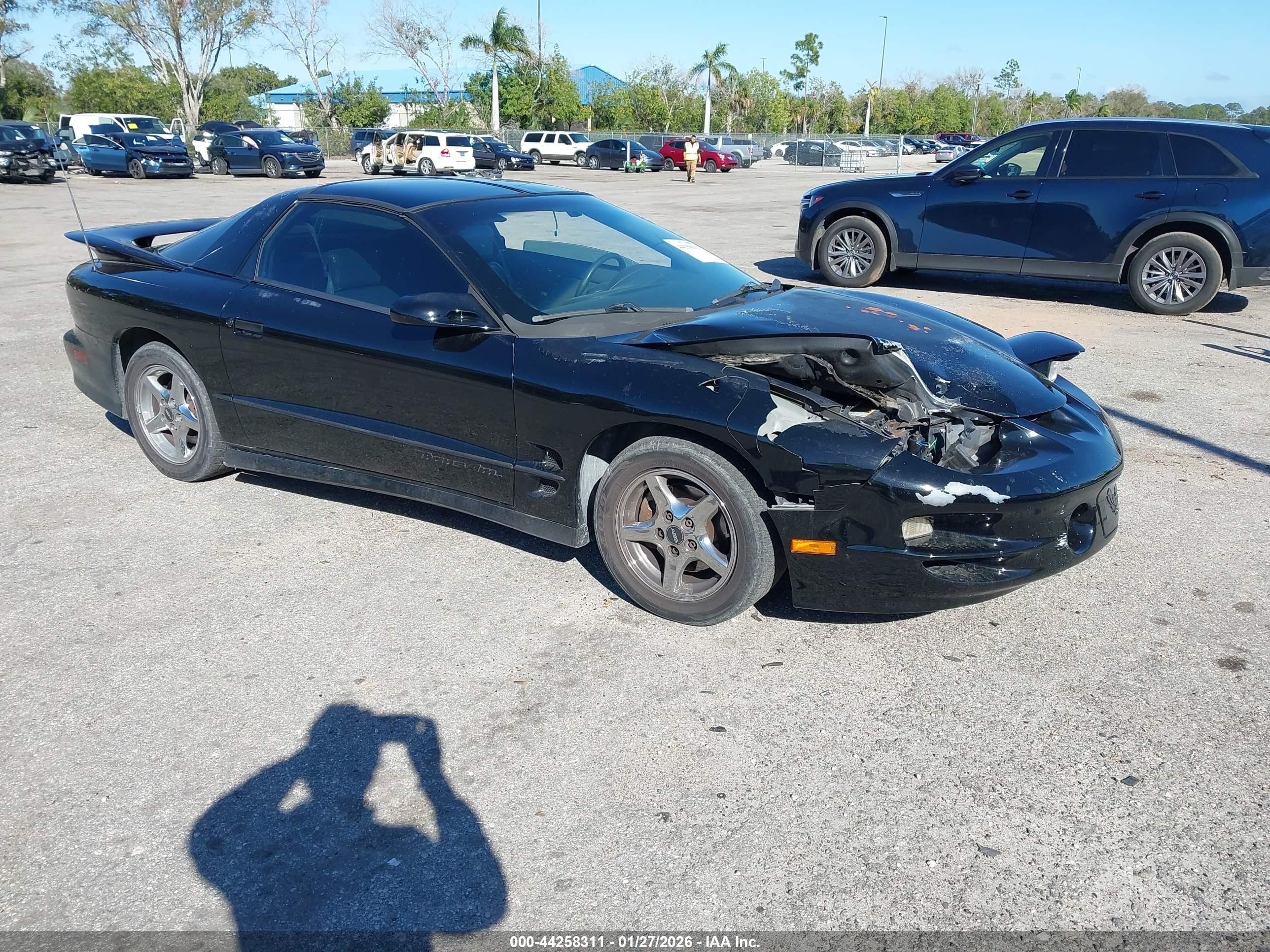 1998 Pontiac Firebird Formula, VIN 2G2FV22G6W2221891 — Front end