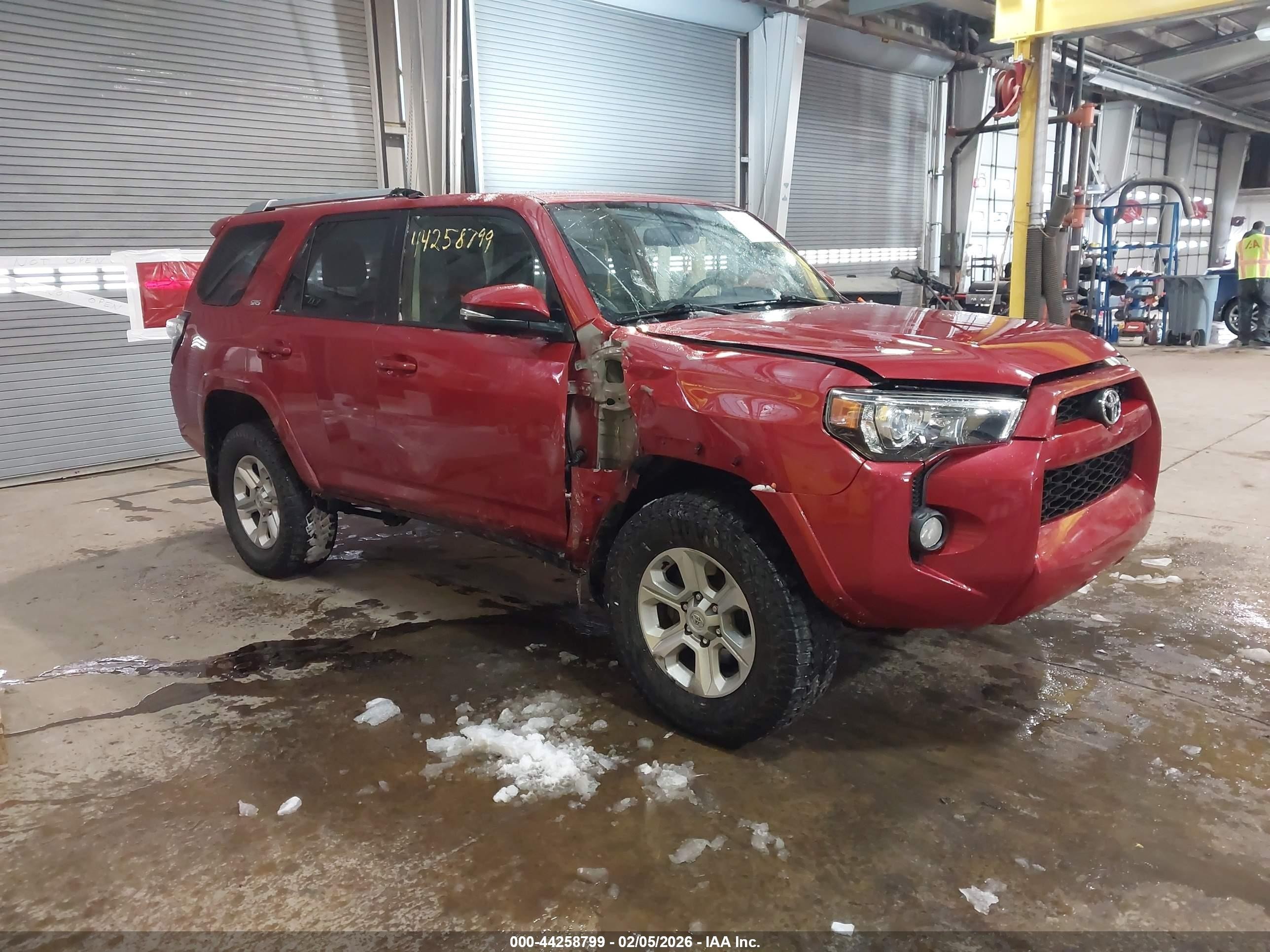 2018 Toyota 4Runner SR5 Premium, VIN JTEBU5JR6J5601694 — Front end