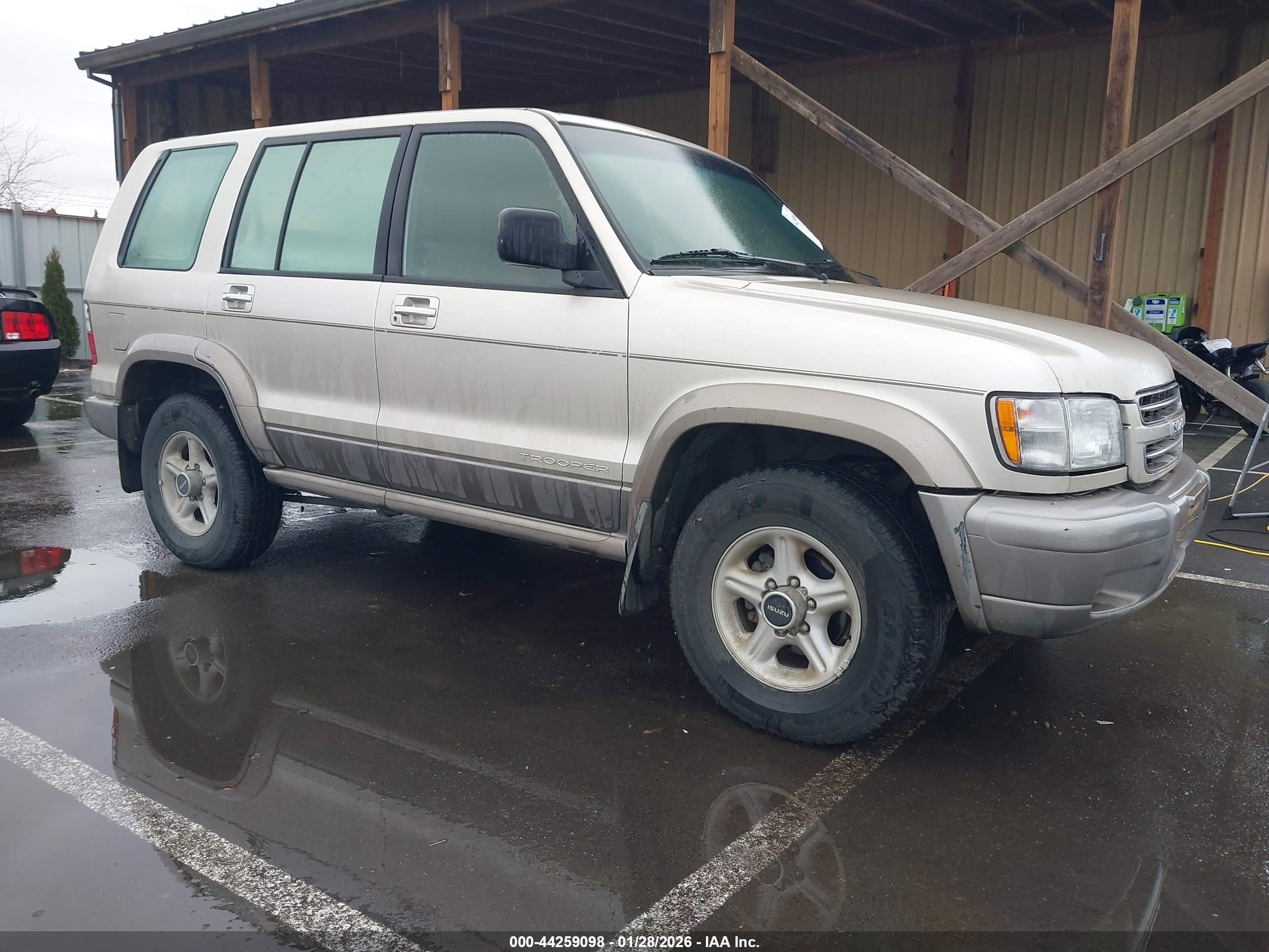 2002 Isuzu Trooper S, VIN JACDJ58X627J08709 — Перед