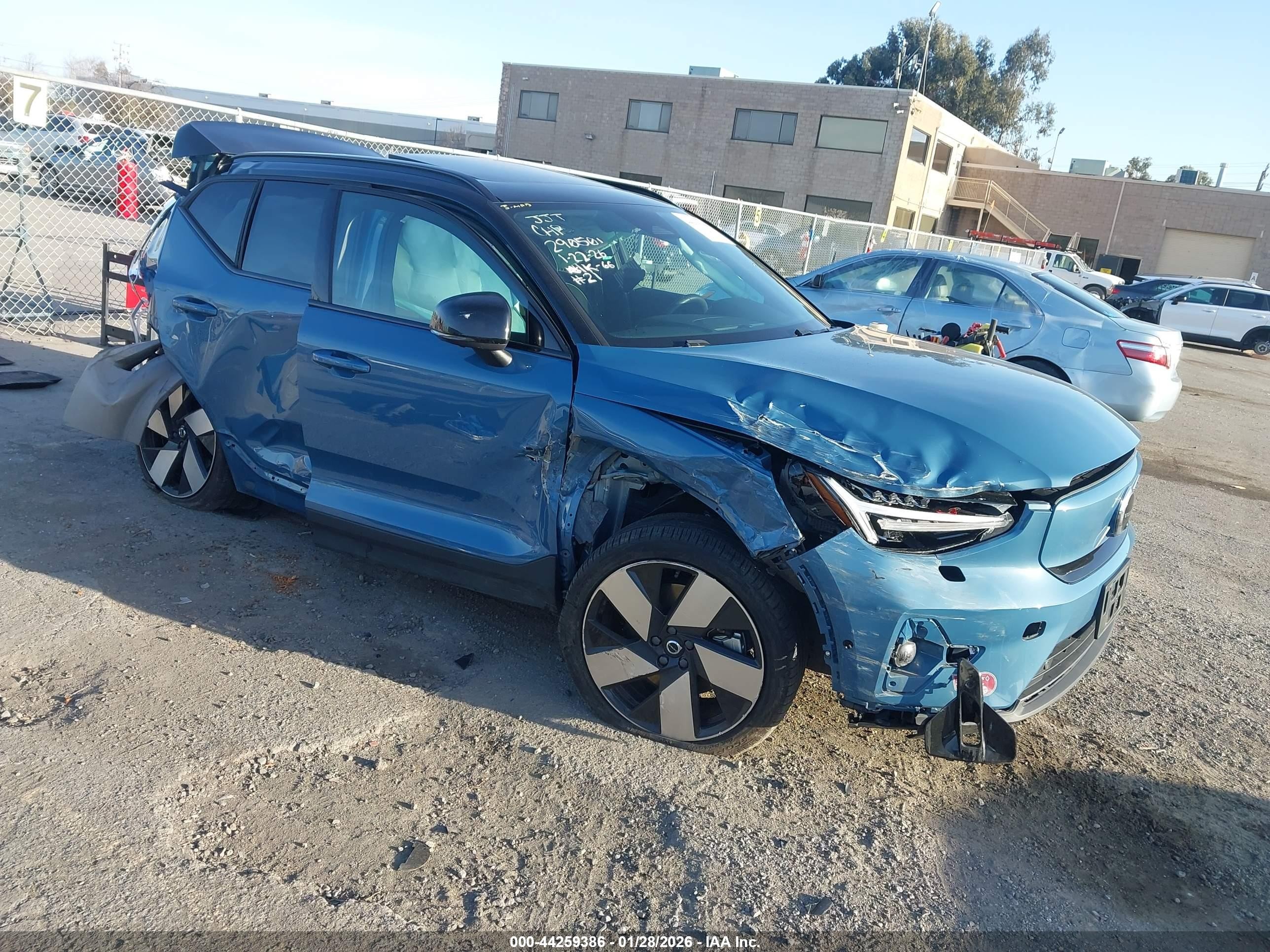 2023 Volvo XC40 Ultimate, VIN YV4ED3UM4P2025617 — Rear end