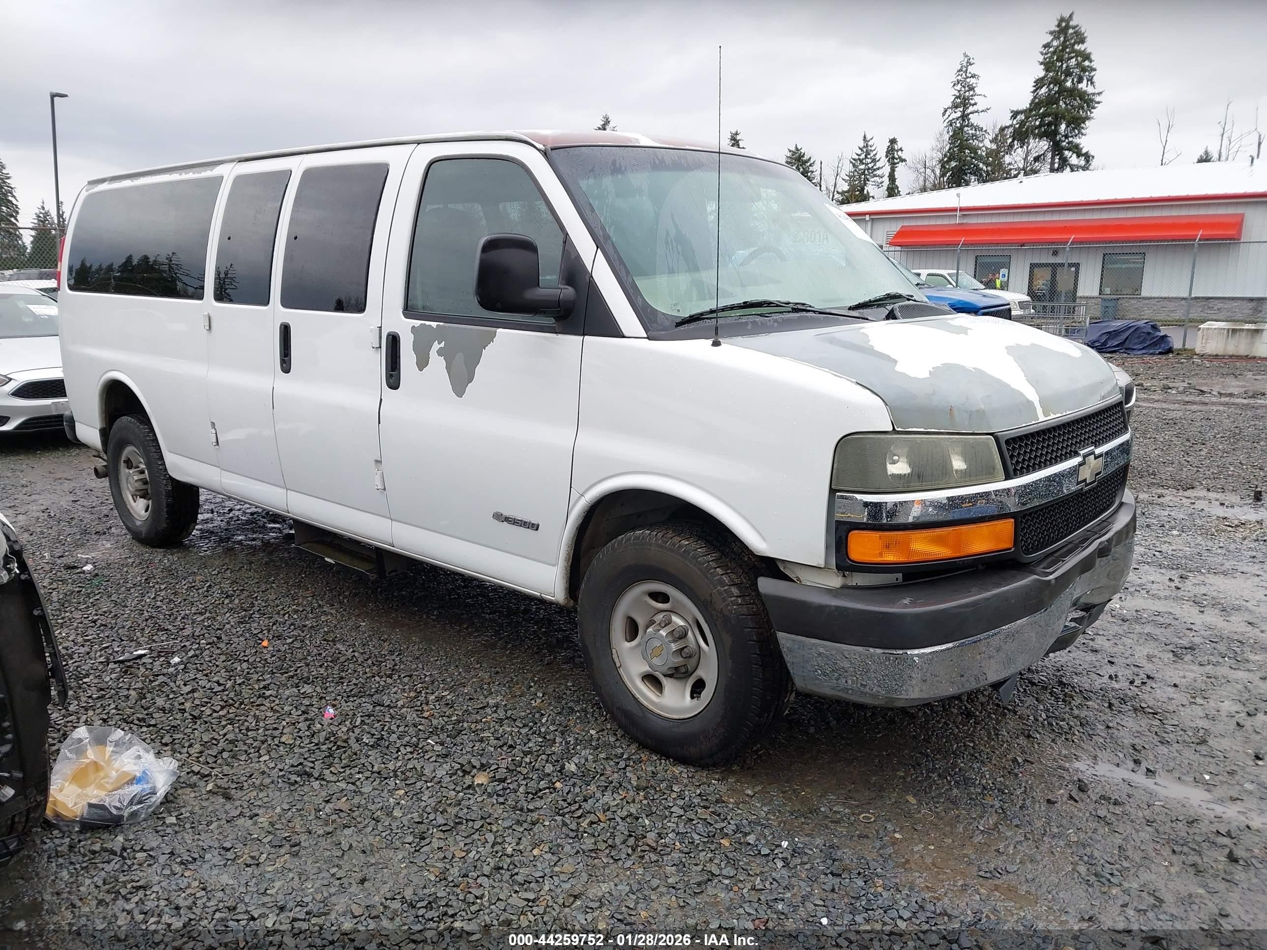 2003 Chevrolet Express Passenger, VIN 1GAHG39U031188807 — Front end