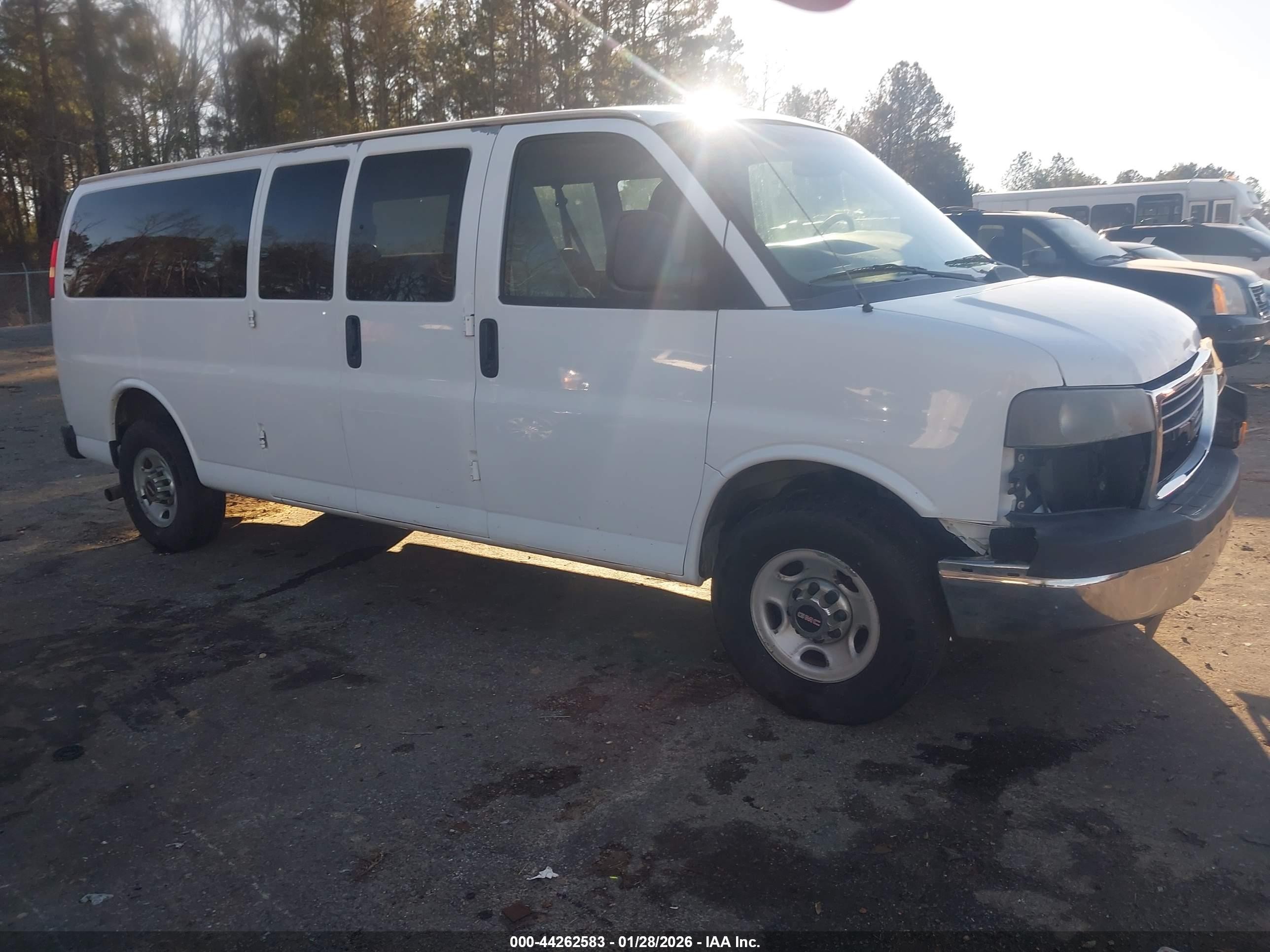 2014 GMC Savana, VIN 1GJZ71FA4E1155380 — Side